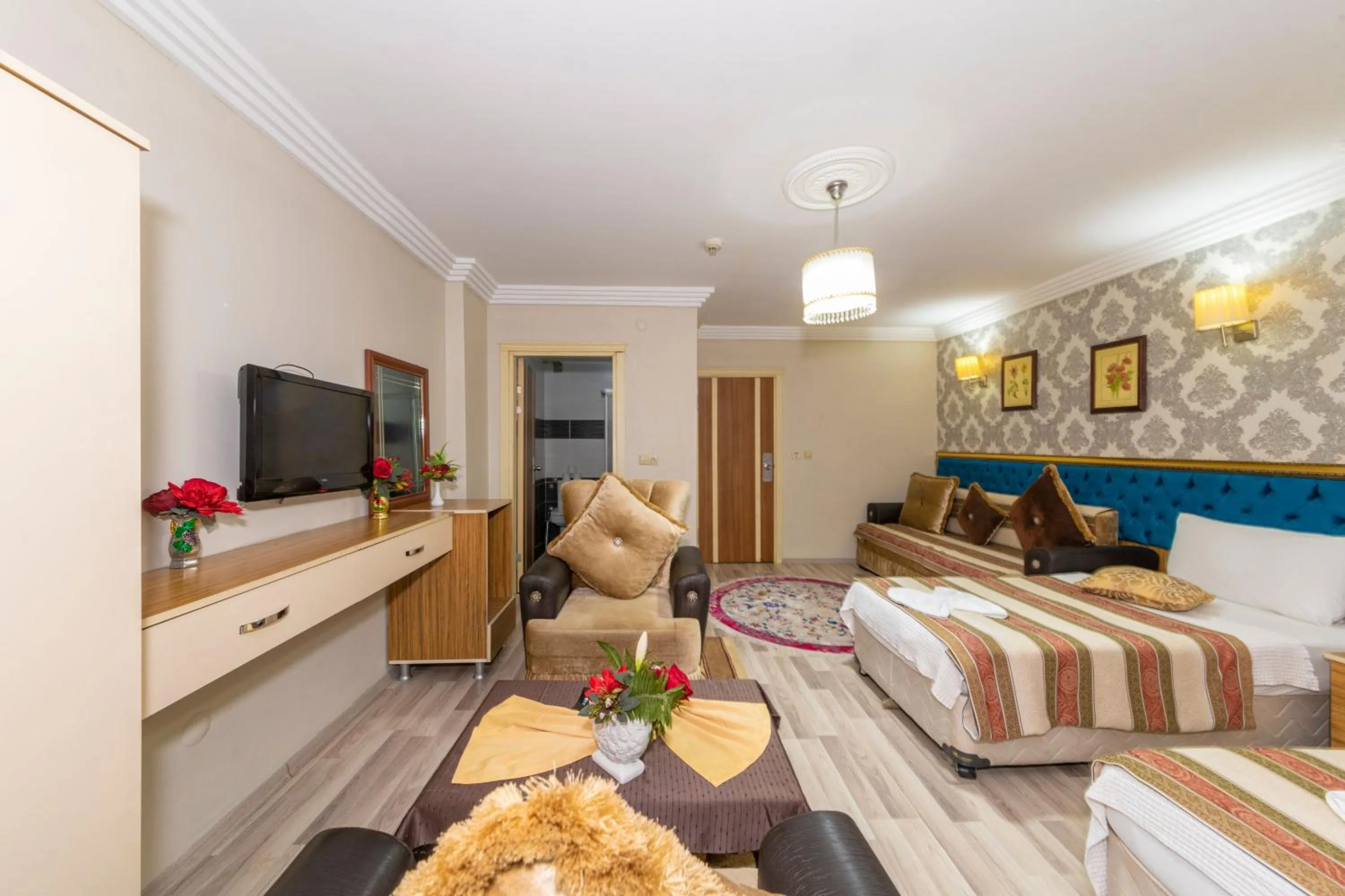 Communal lounge/ TV room in Ista Palace Hotel