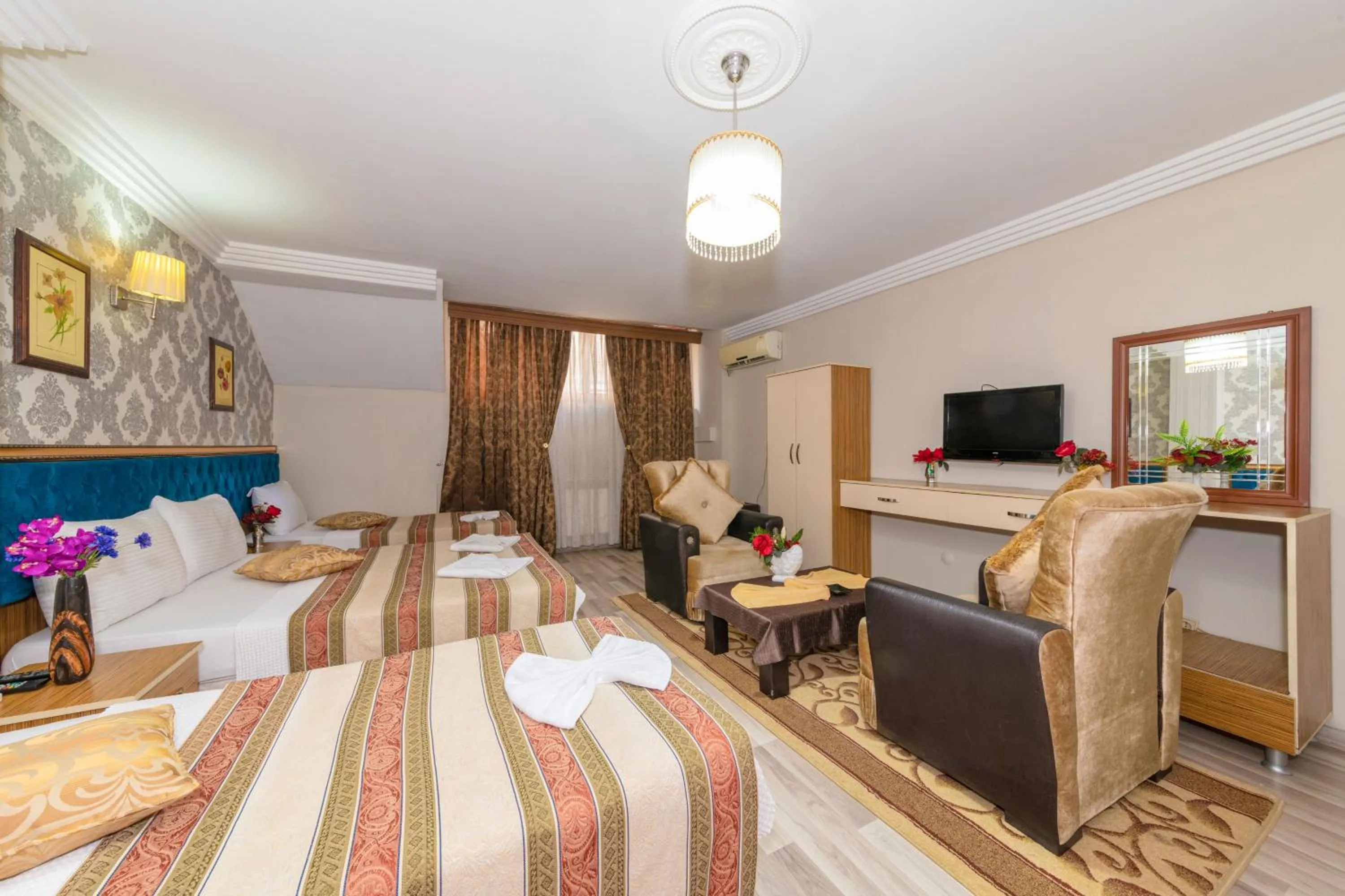 Communal lounge/ TV room, Bed in Ista Palace Hotel