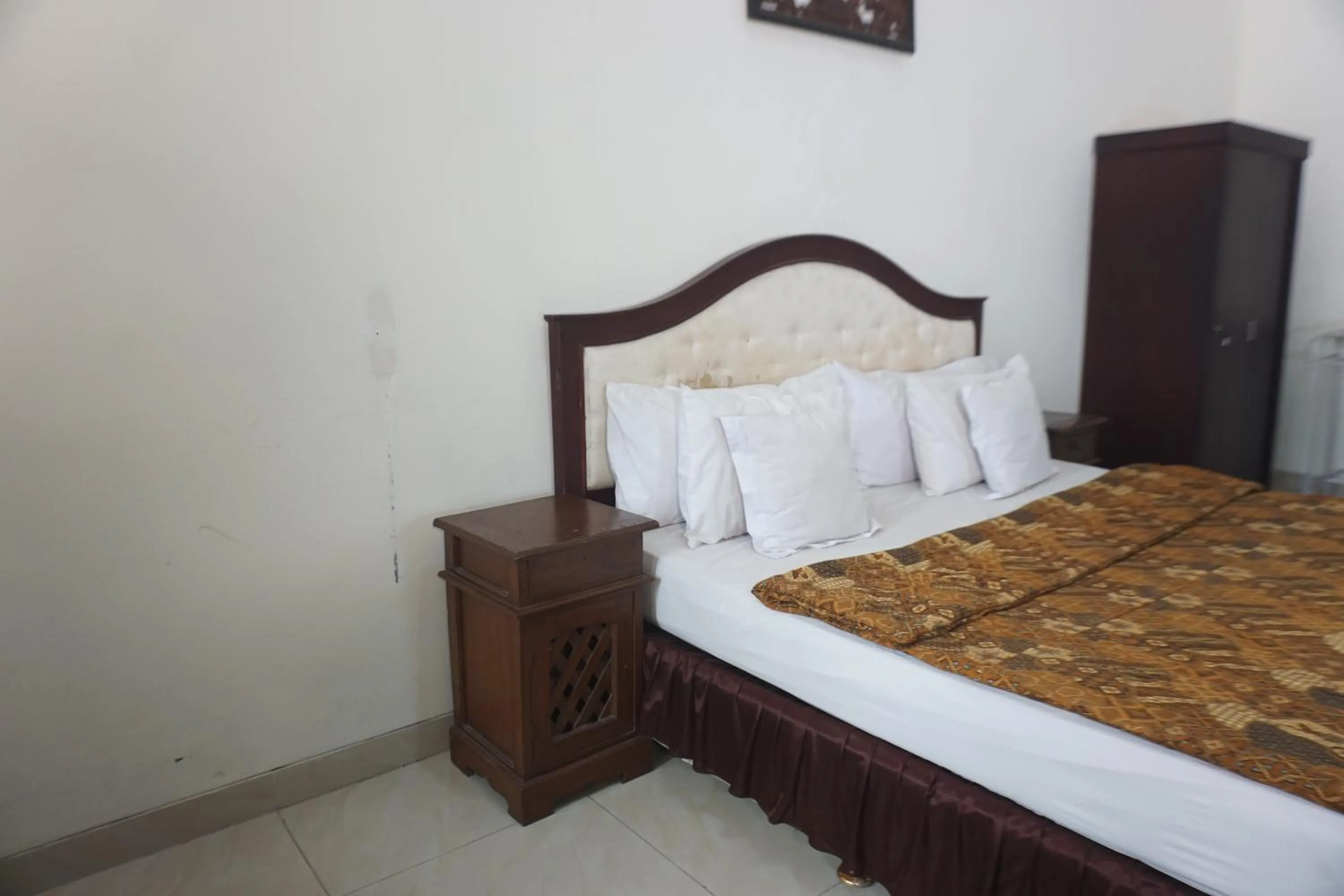 Bedroom, Bed in Hotel Laweyan Solo