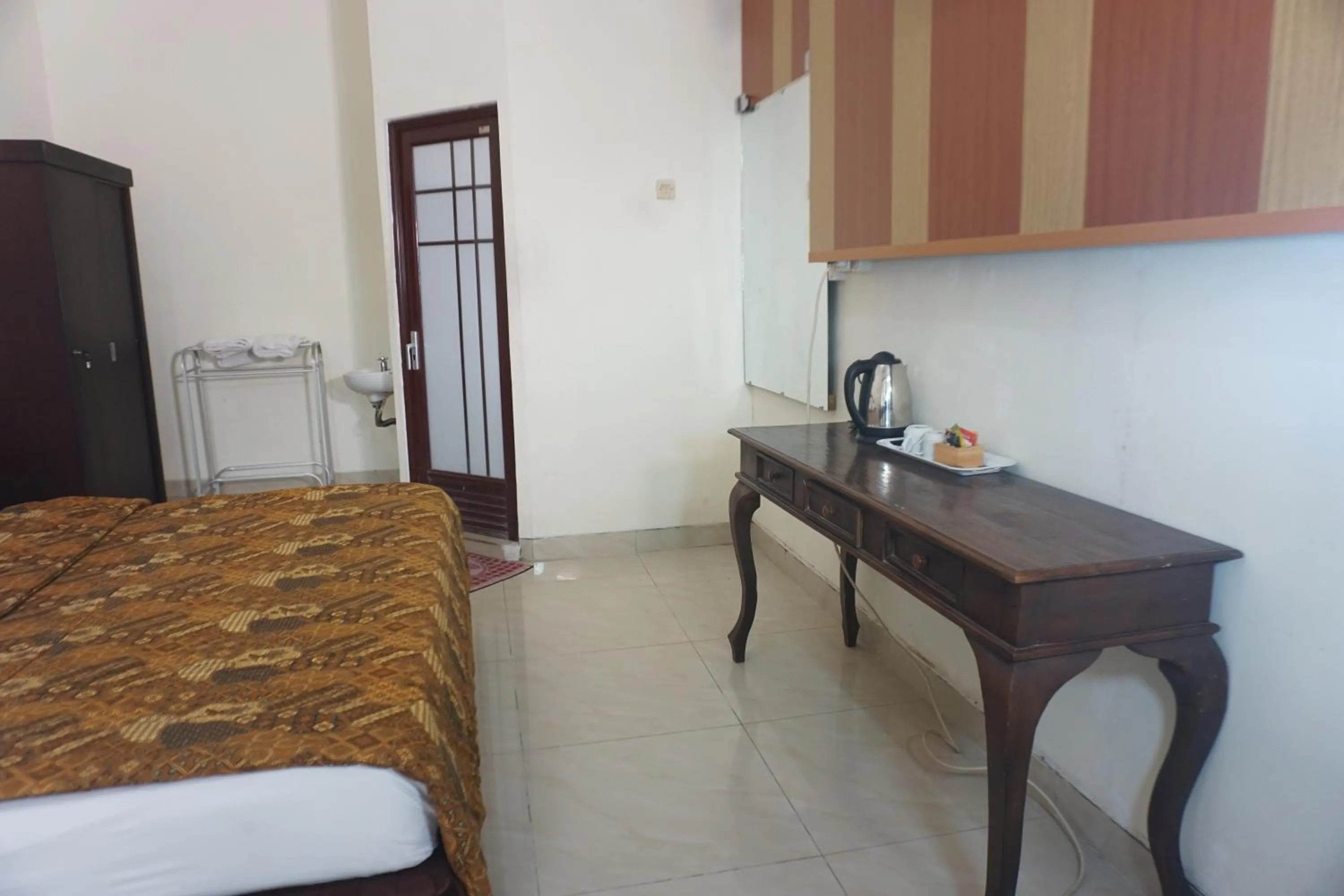 Coffee/tea facilities, Bed in Hotel Laweyan Solo