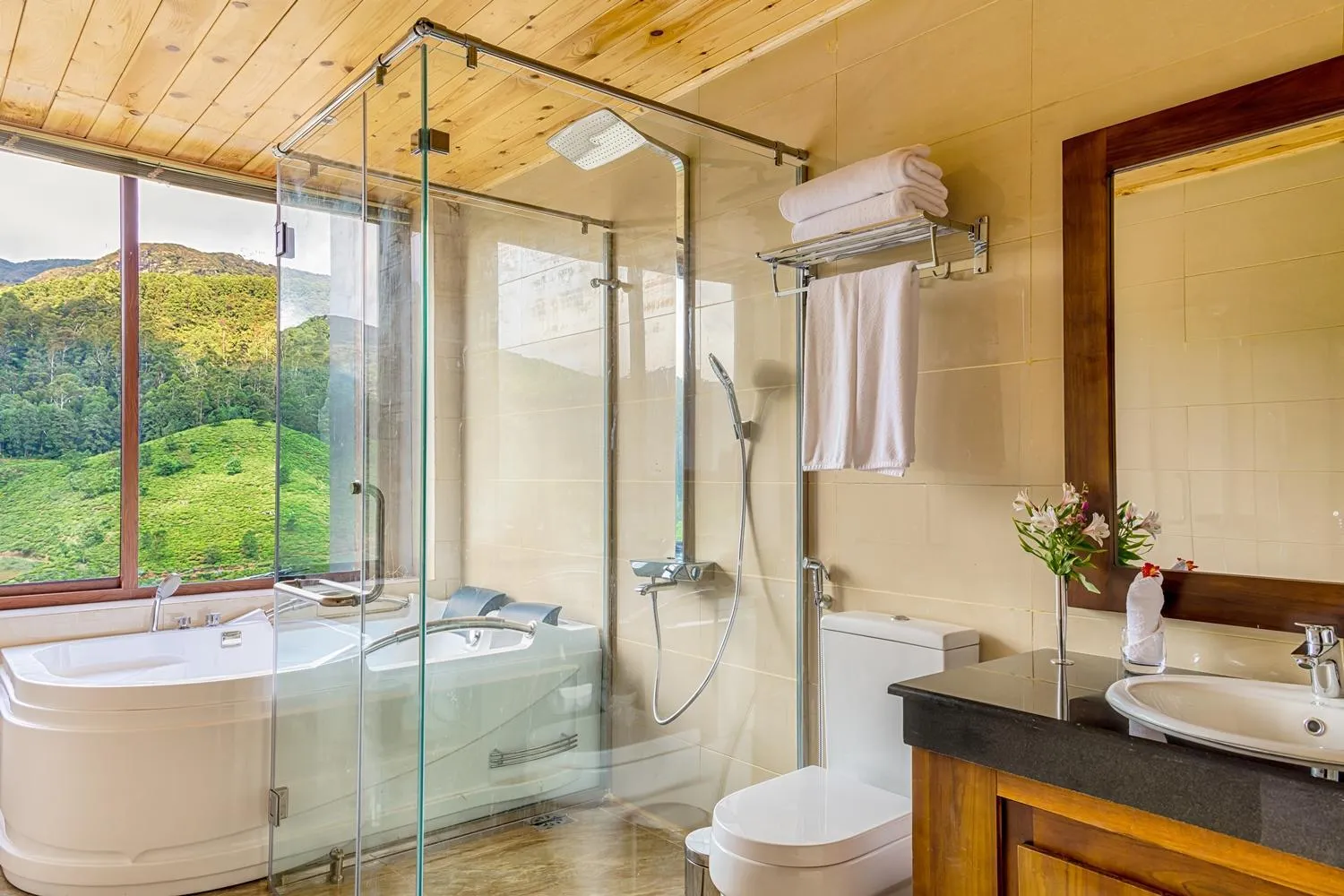 Hot Tub in The Golden Ridge Hotel