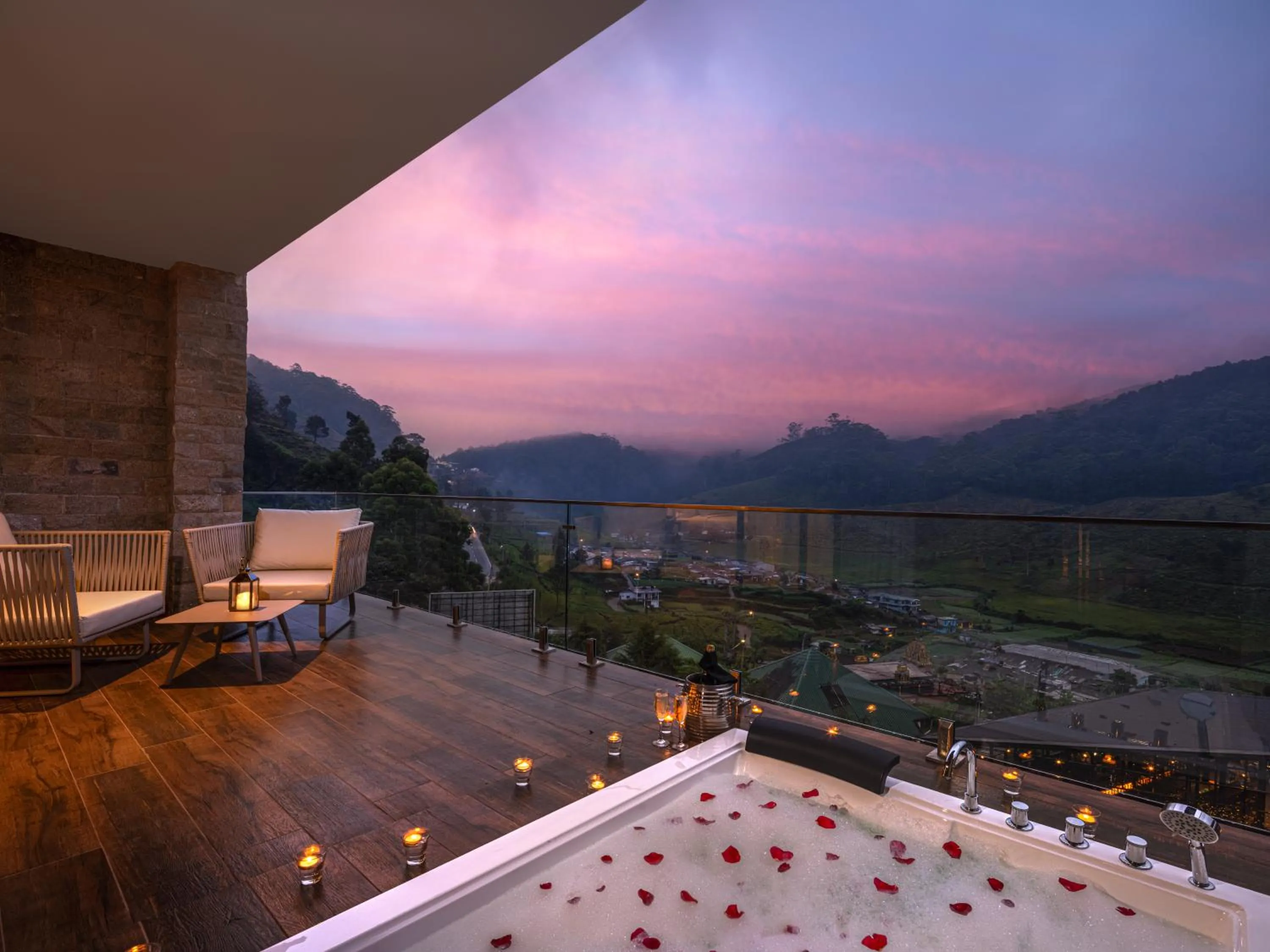 Hot Tub in The Golden Ridge Hotel