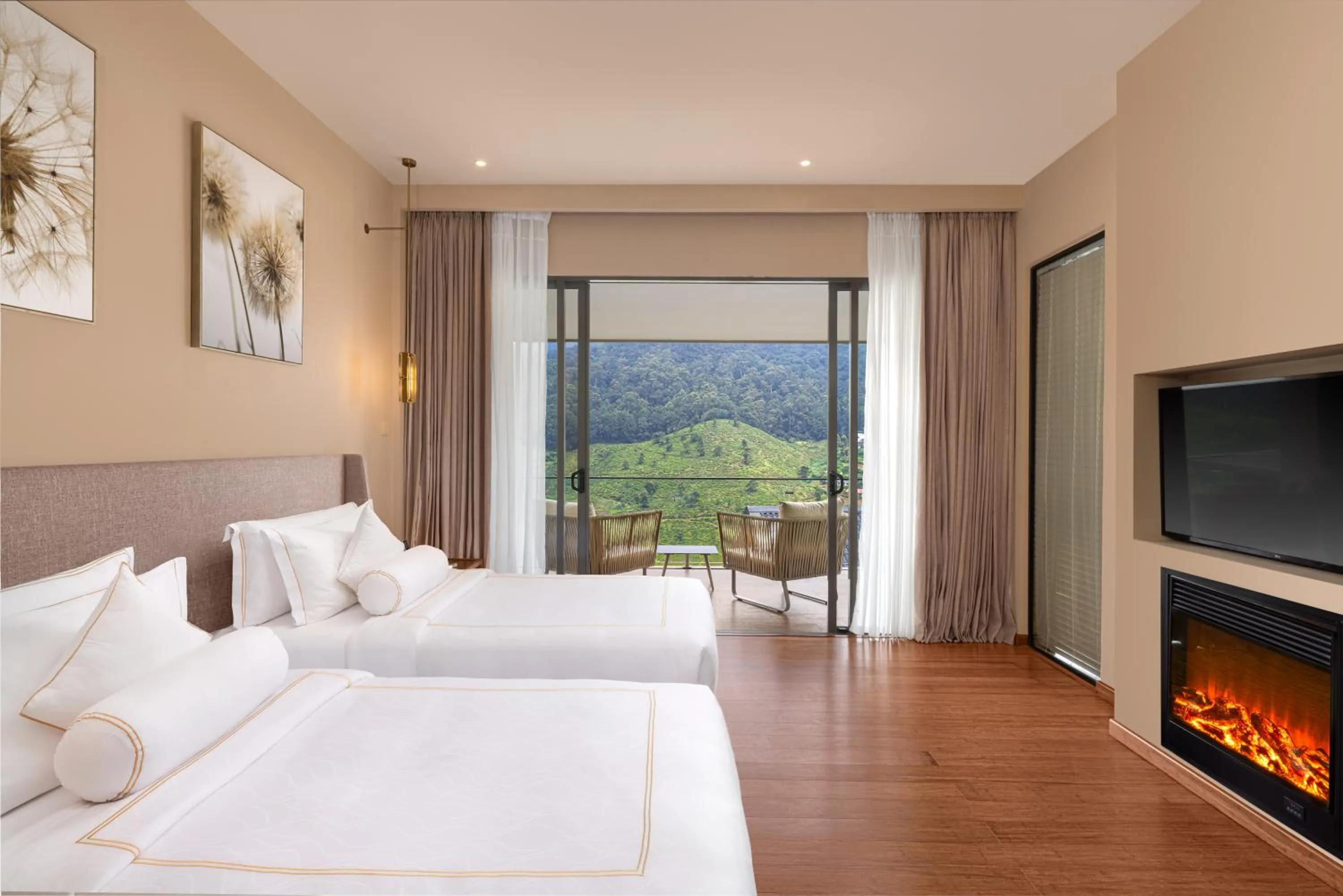 Bed in The Golden Ridge Hotel