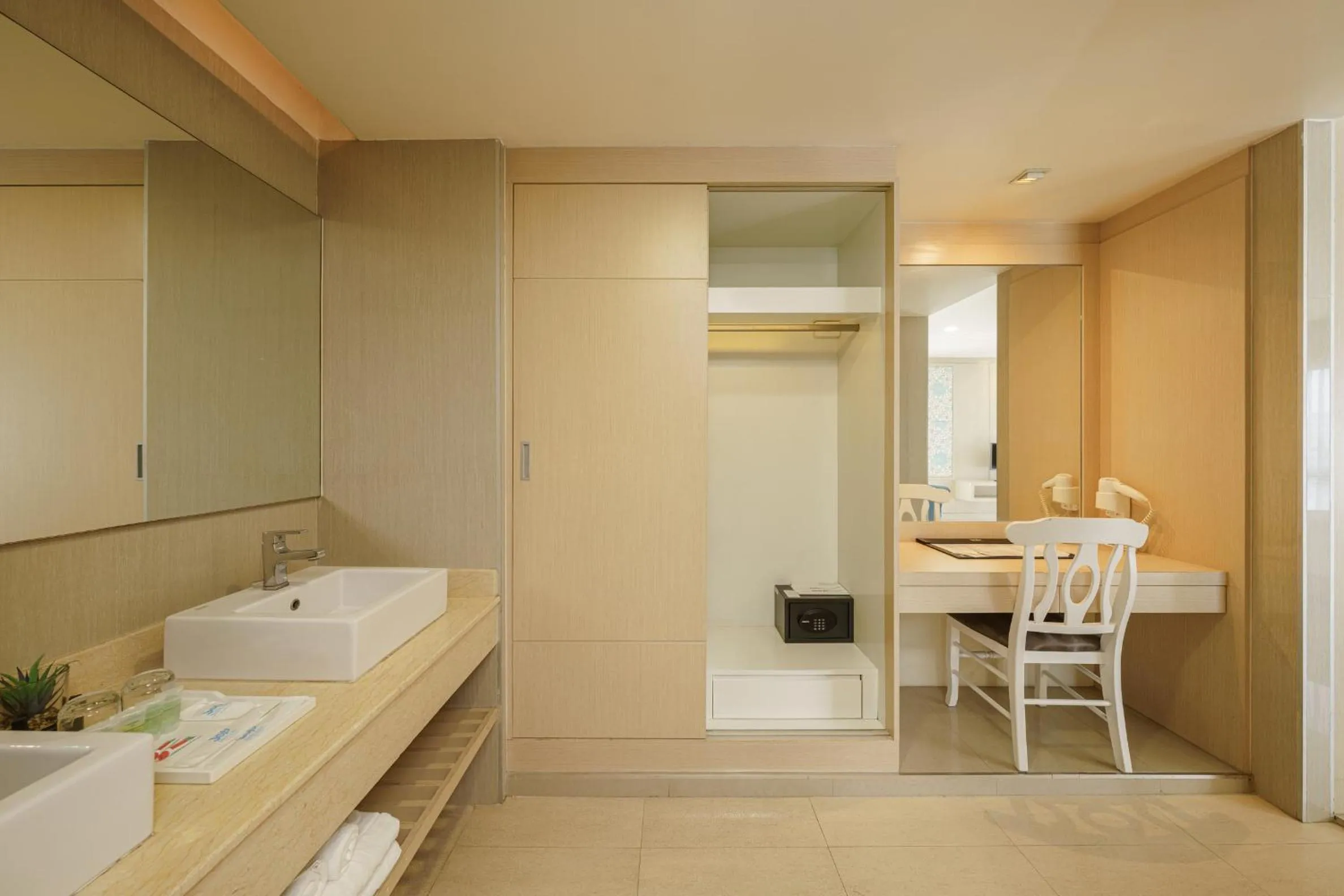 Jolly Suites&Spa Petkasem