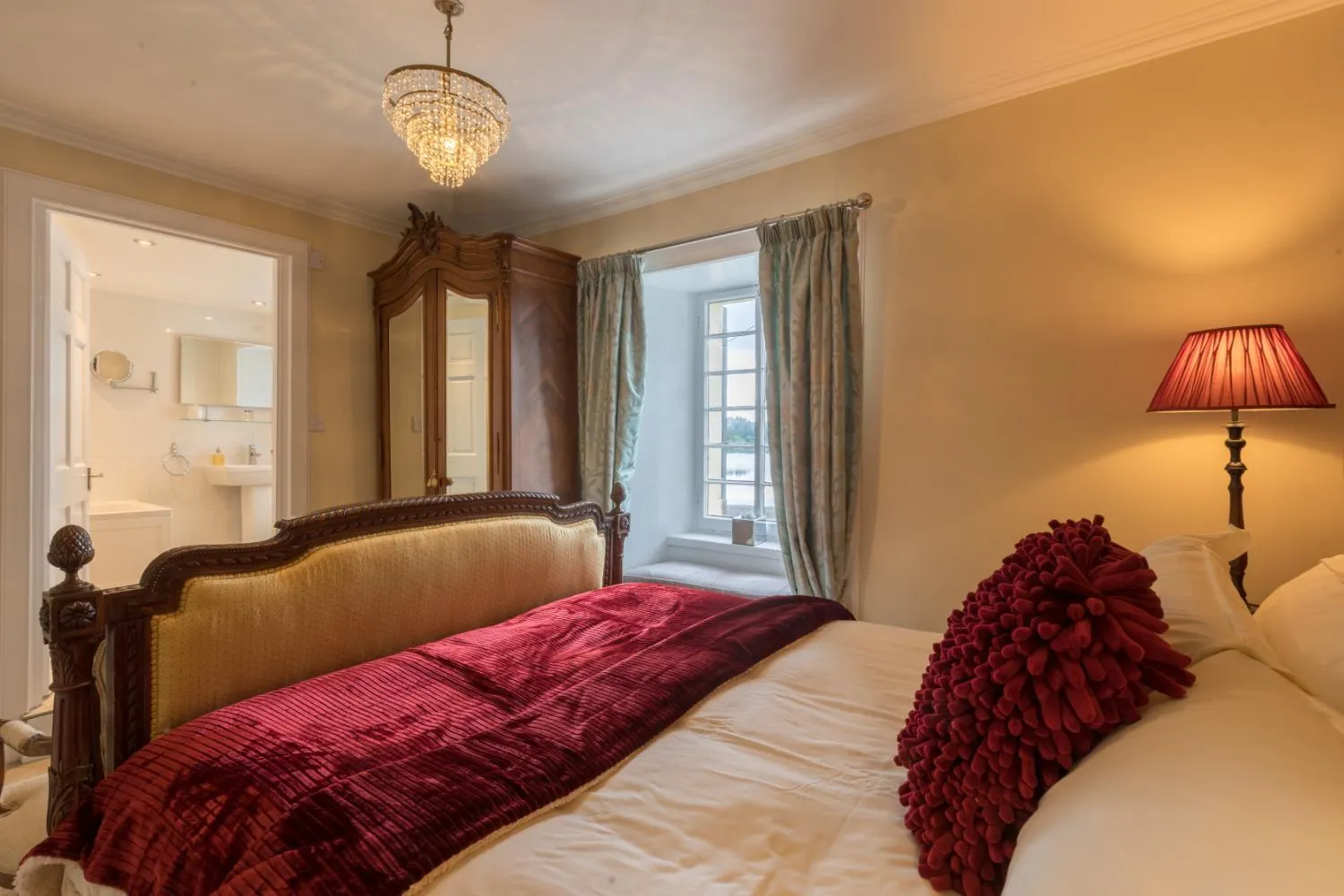 Photo of the whole room, Bed in Altskeith Country House