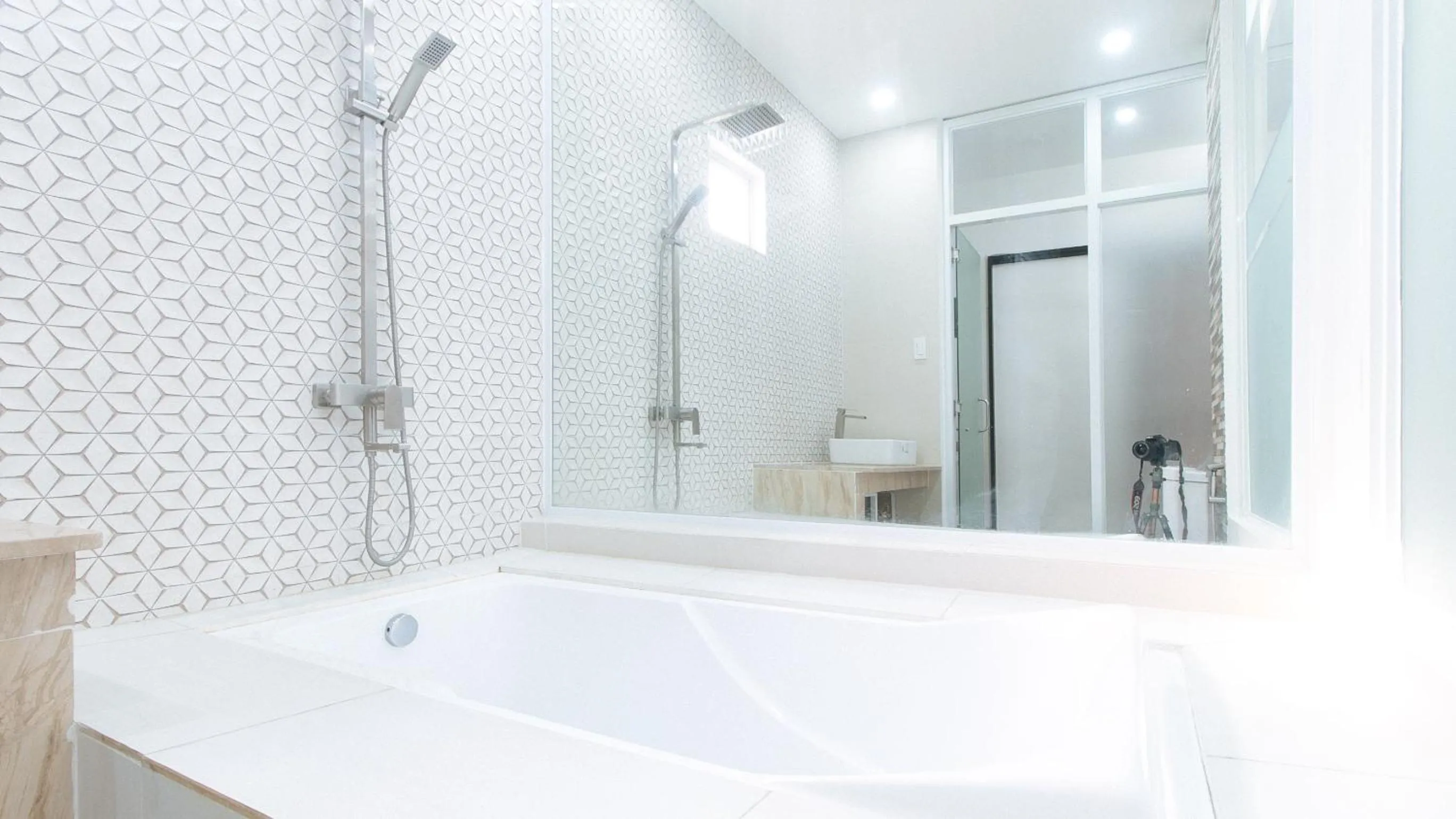 Bath in RedDoorz at DBuilders Rooms Lower Bicutan