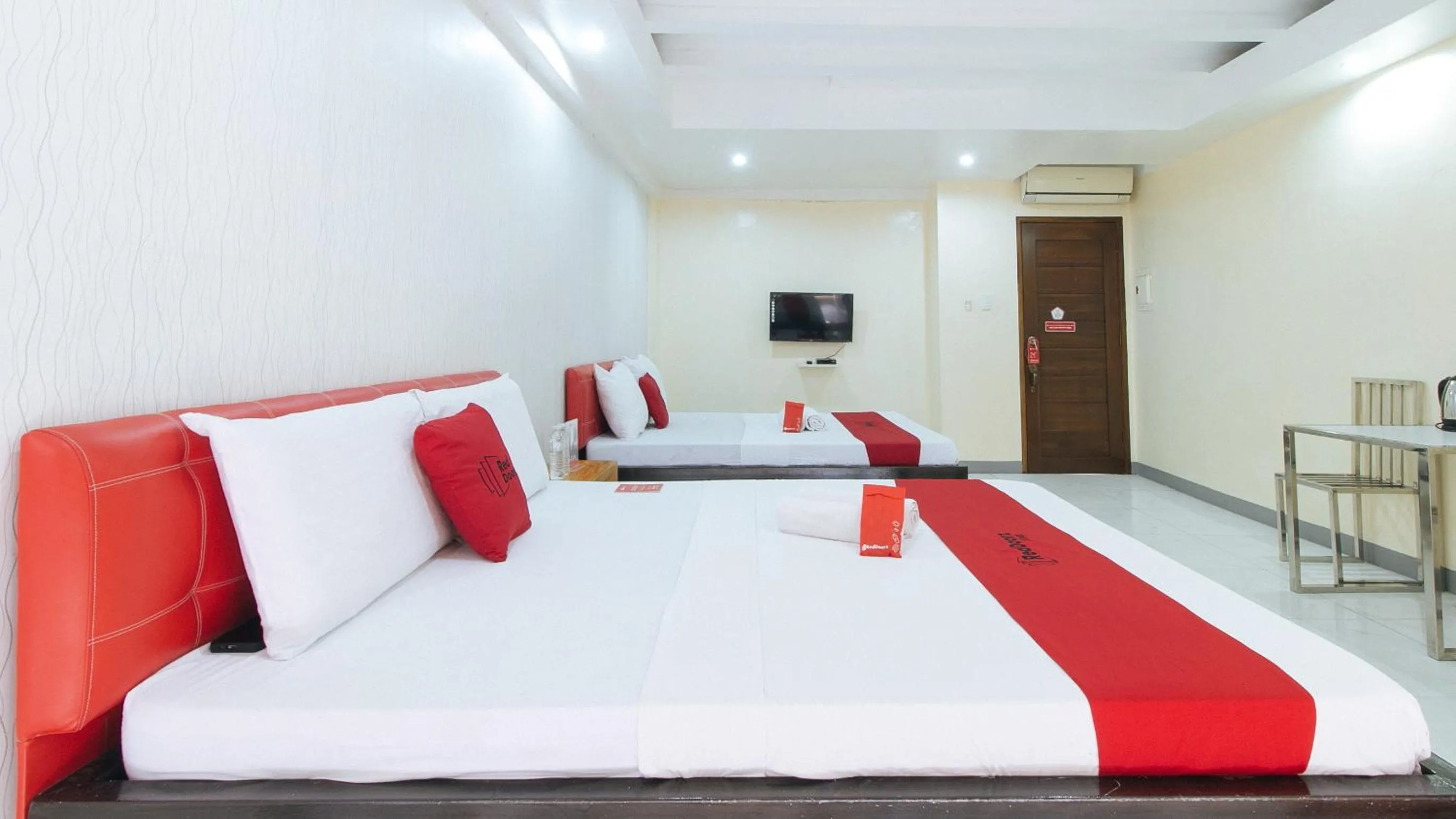 Bed in RedDoorz at DBuilders Rooms Lower Bicutan