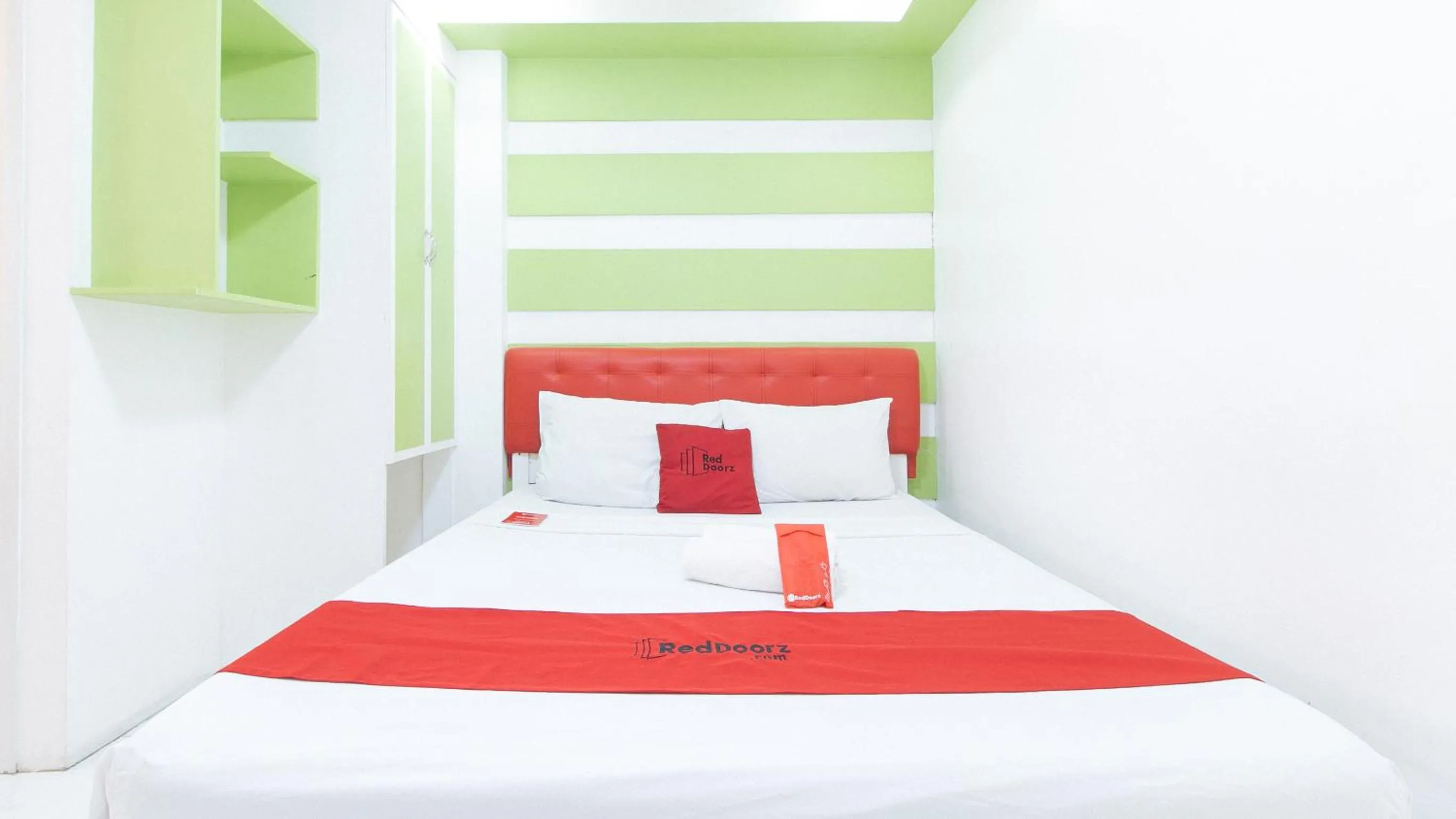 Bed in RedDoorz at DBuilders Rooms Lower Bicutan