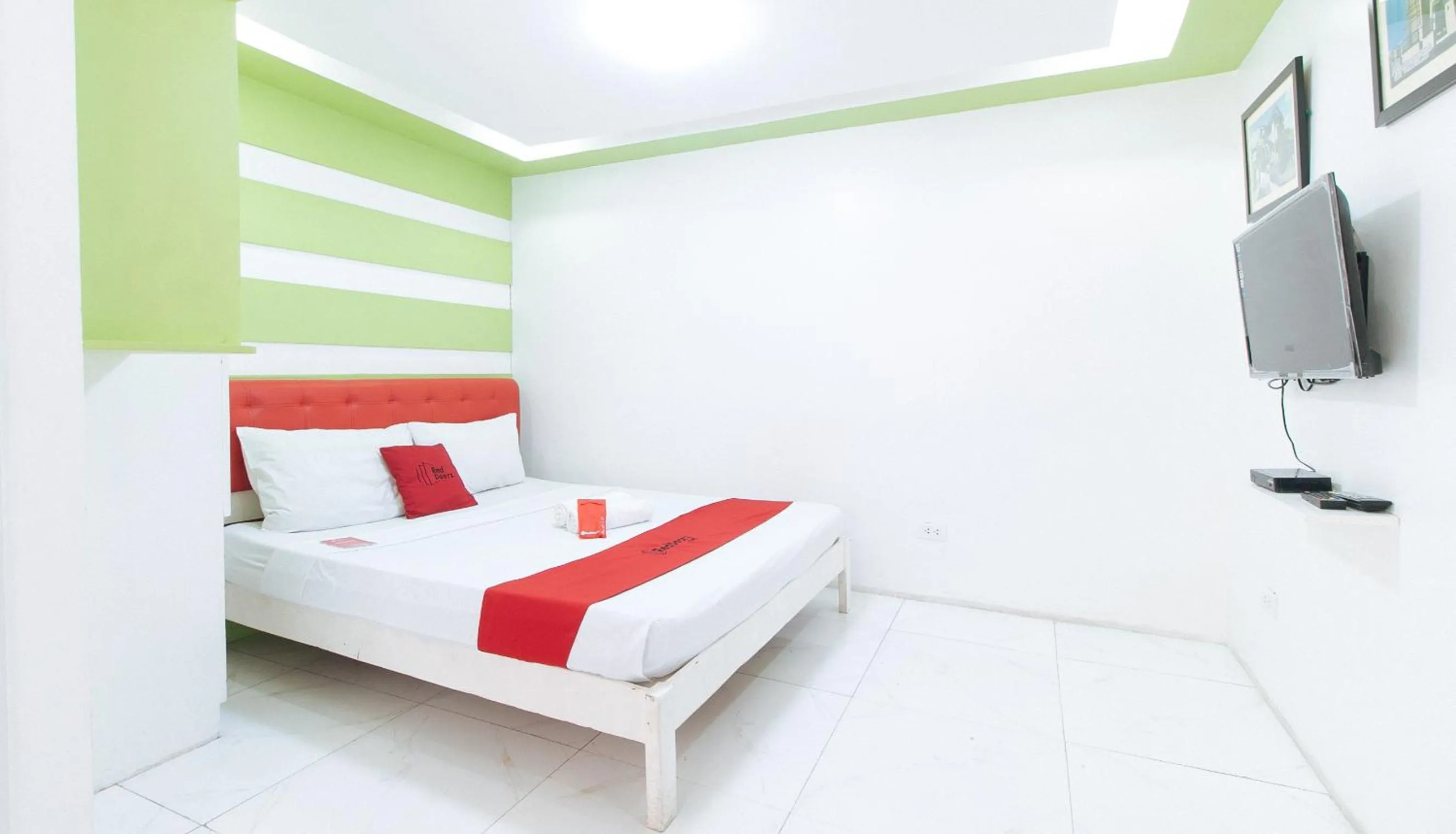 Bed in RedDoorz at DBuilders Rooms Lower Bicutan