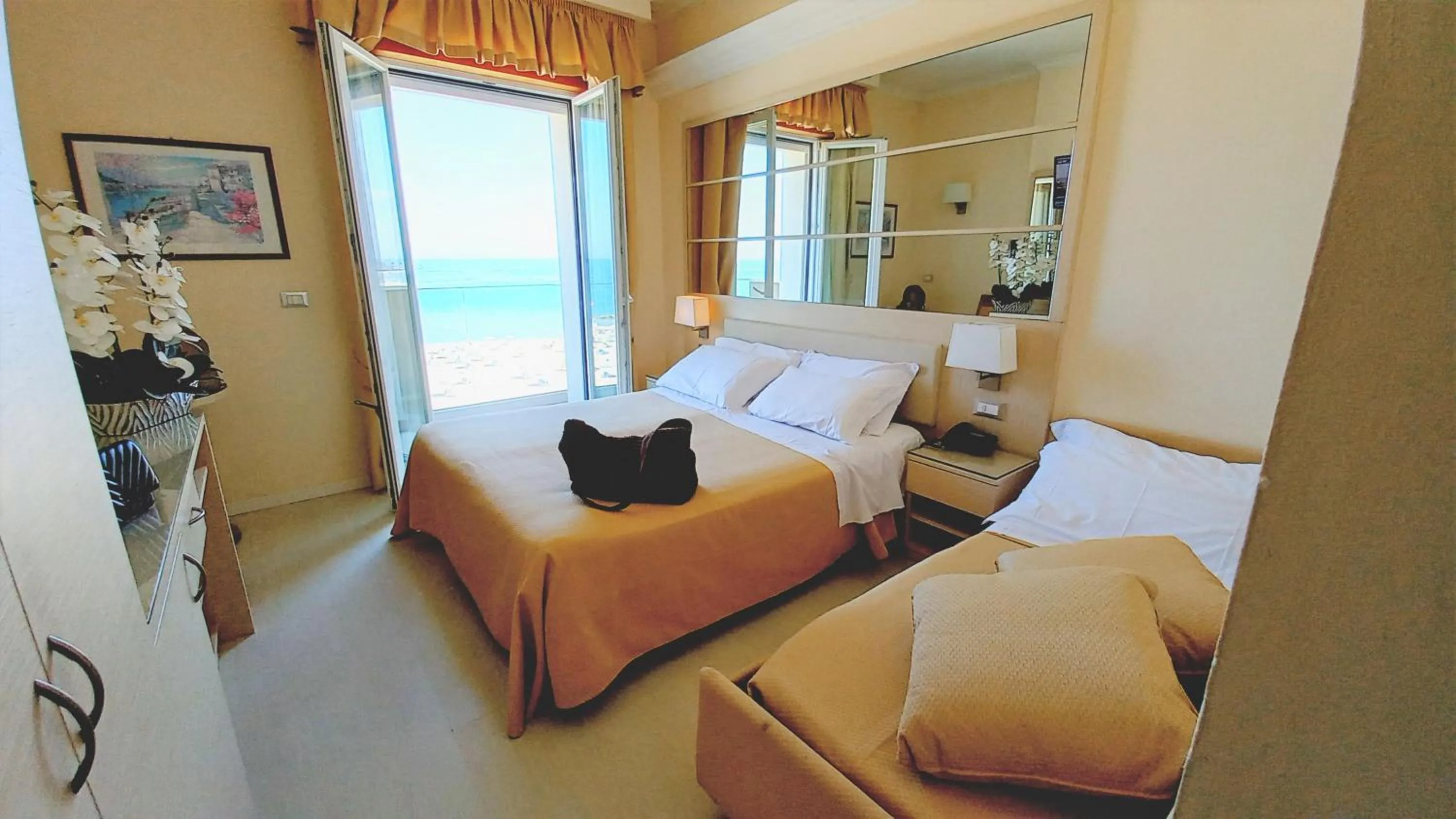 View (from property/room), Bed in Hotel Caesar Paladium