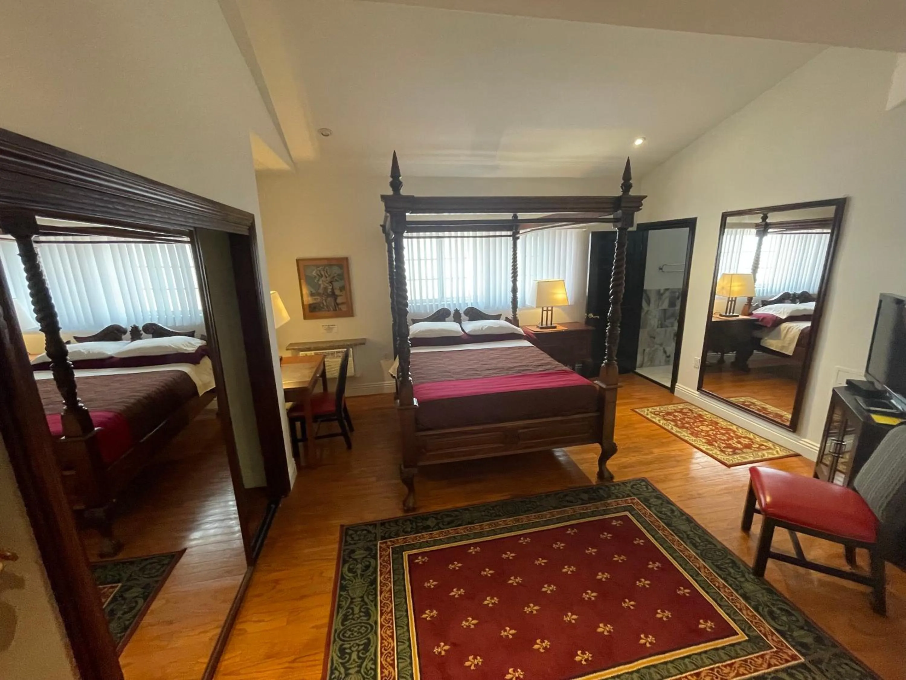 Bed in Entire Second Flr - Santa Monica Luxury Roman Villa