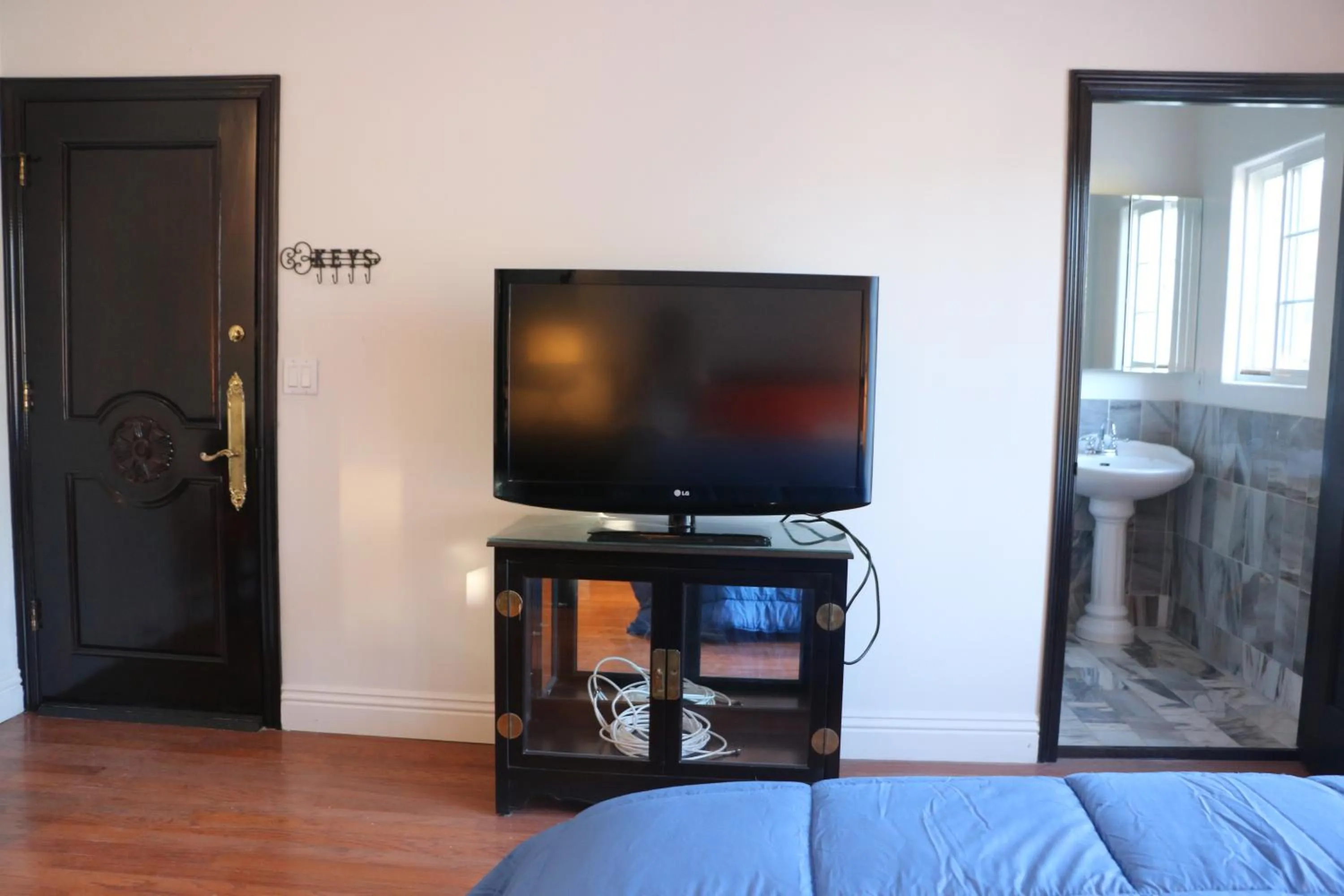 Bed in Entire Second Flr - Santa Monica Luxury Roman Villa