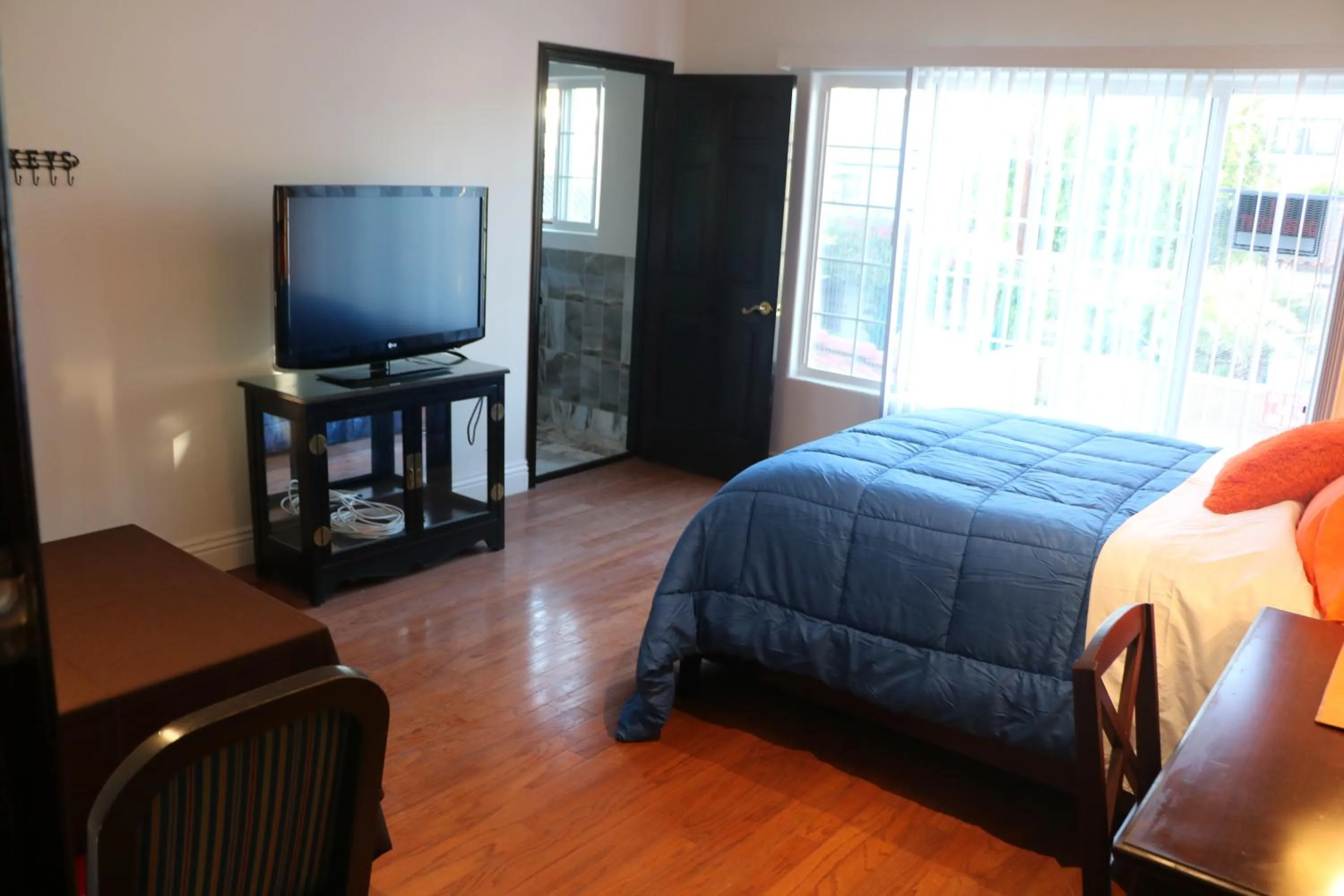 Bed in Entire Second Flr - Santa Monica Luxury Roman Villa