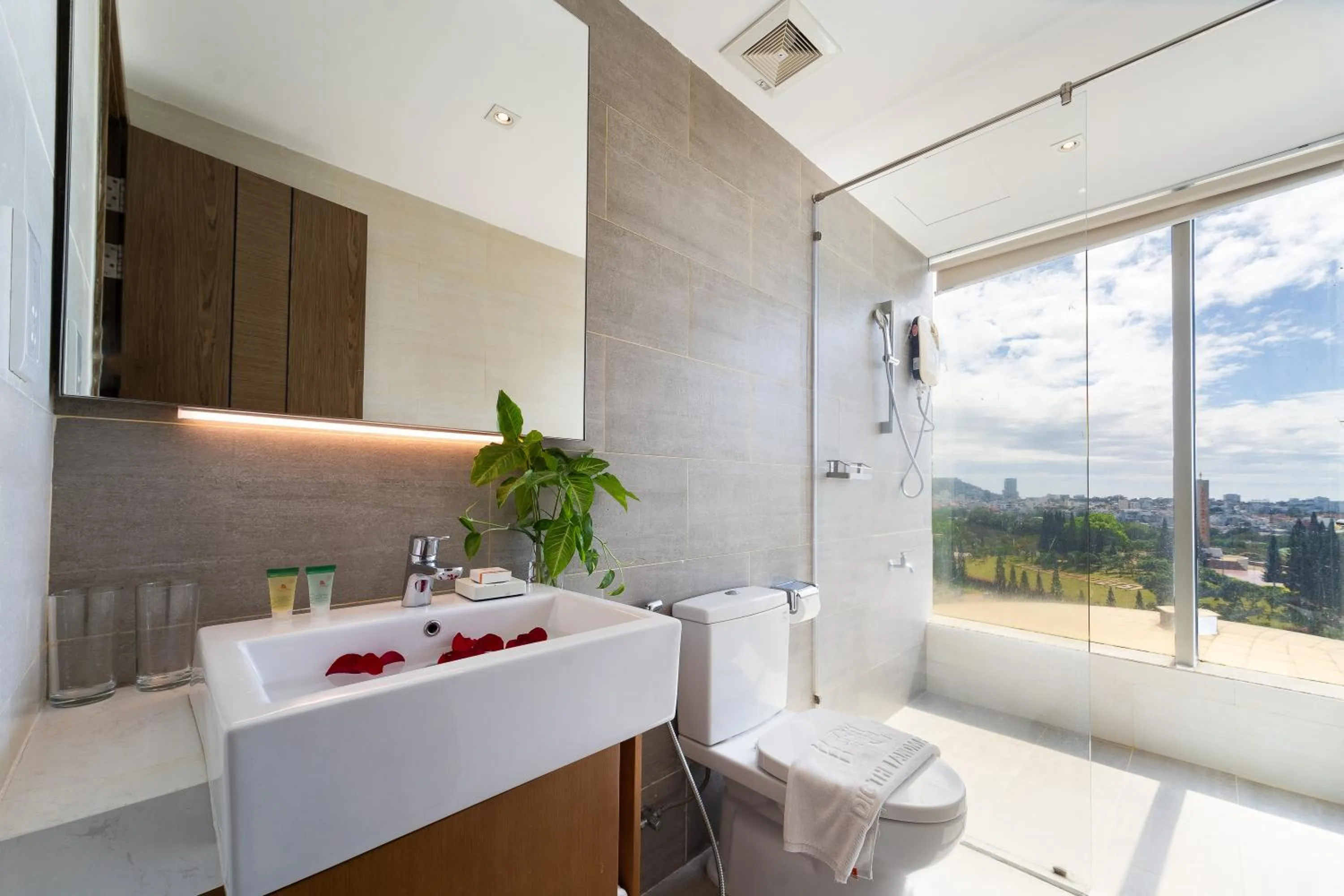 Shower in DIC Star Landmark