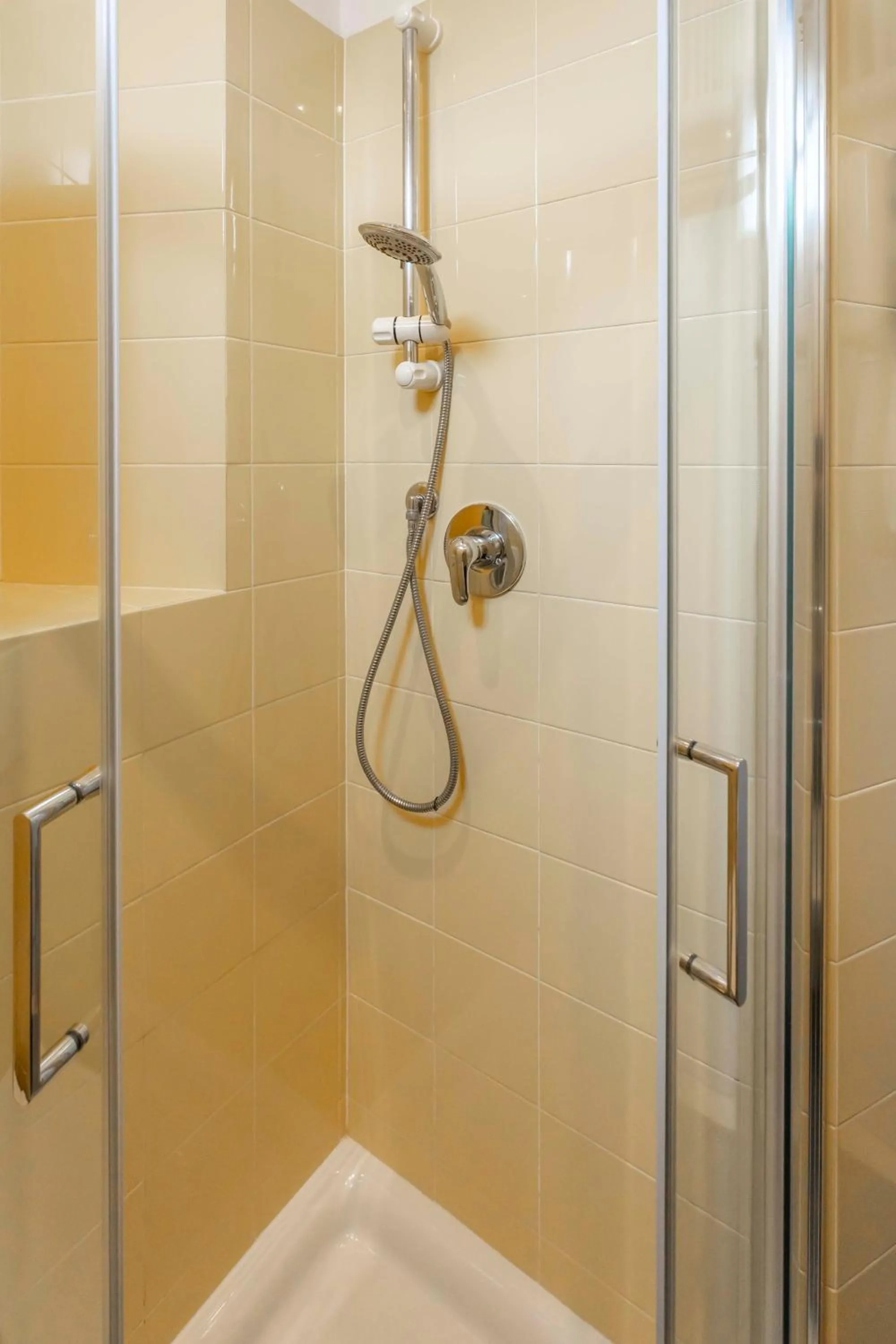 Shower in Hotel City