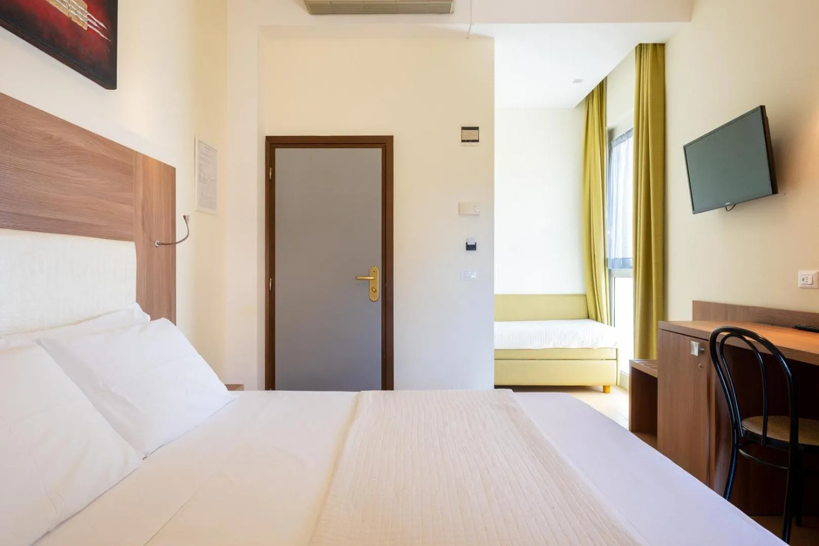 Photo of the whole room, Bed in Hotel City