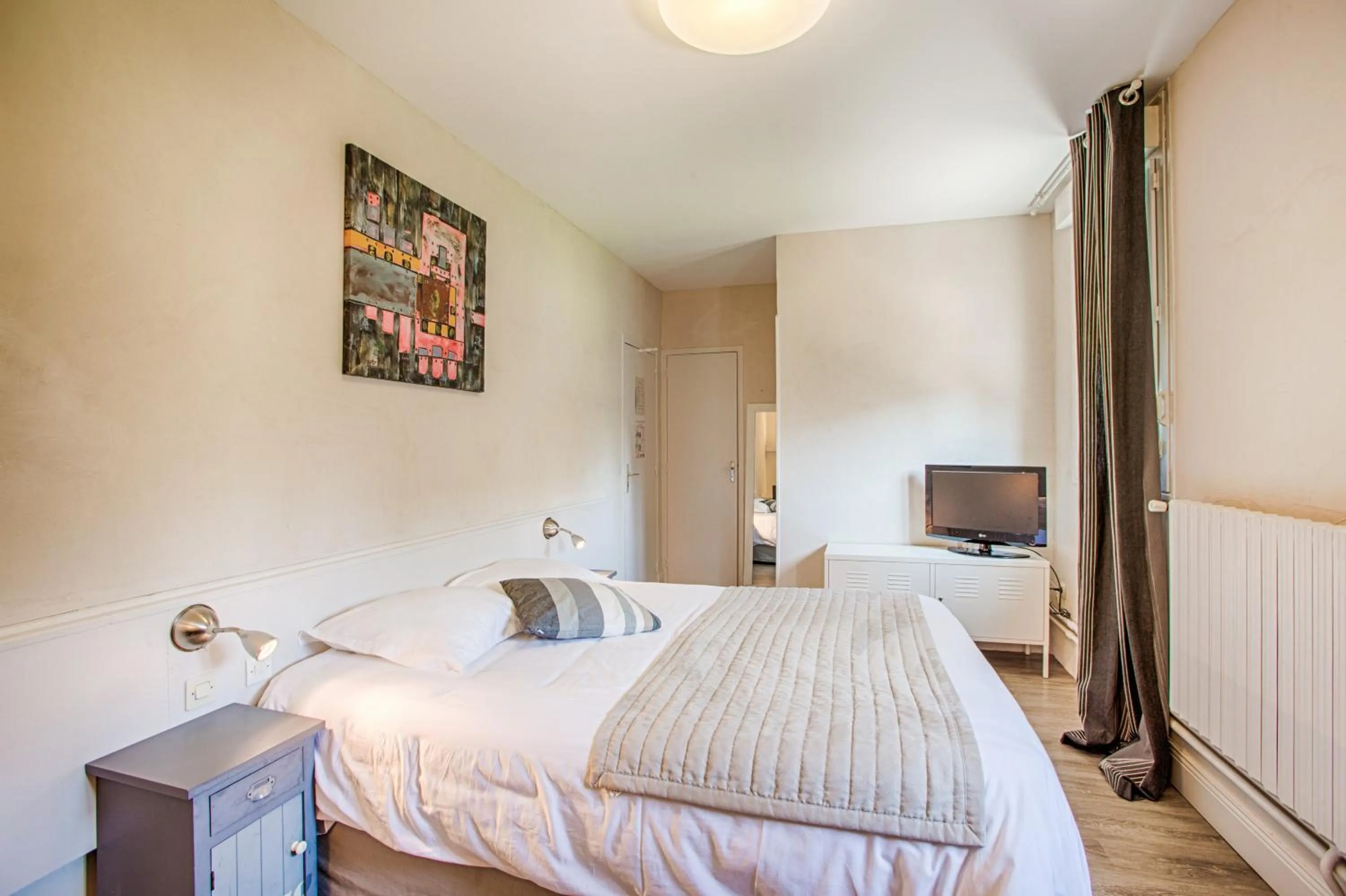 Bedroom, Bed in Logis Hôtel Restaurant L'Ile de Sées