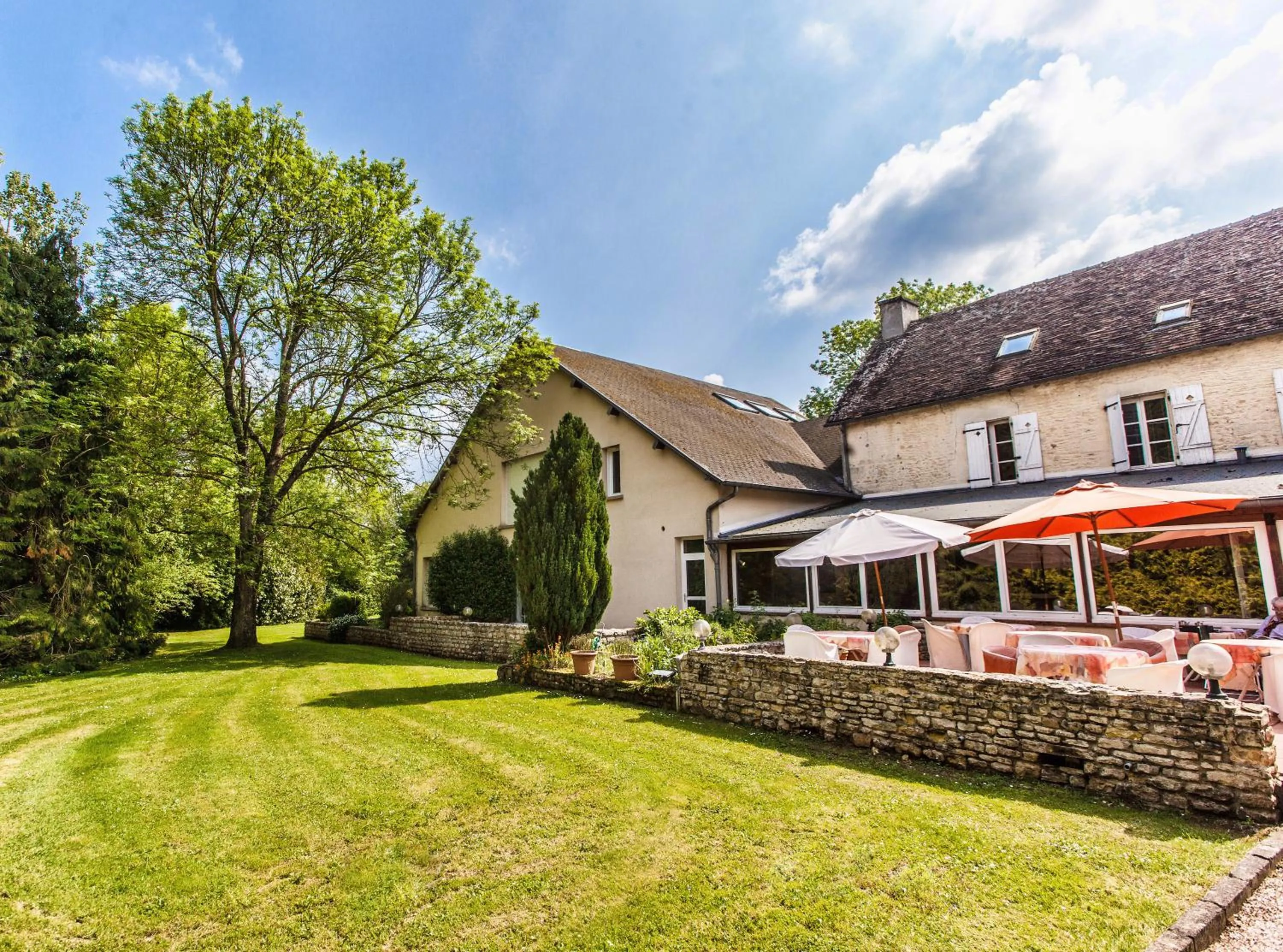 Facade/entrance in Logis Hôtel Restaurant L'Ile de Sées