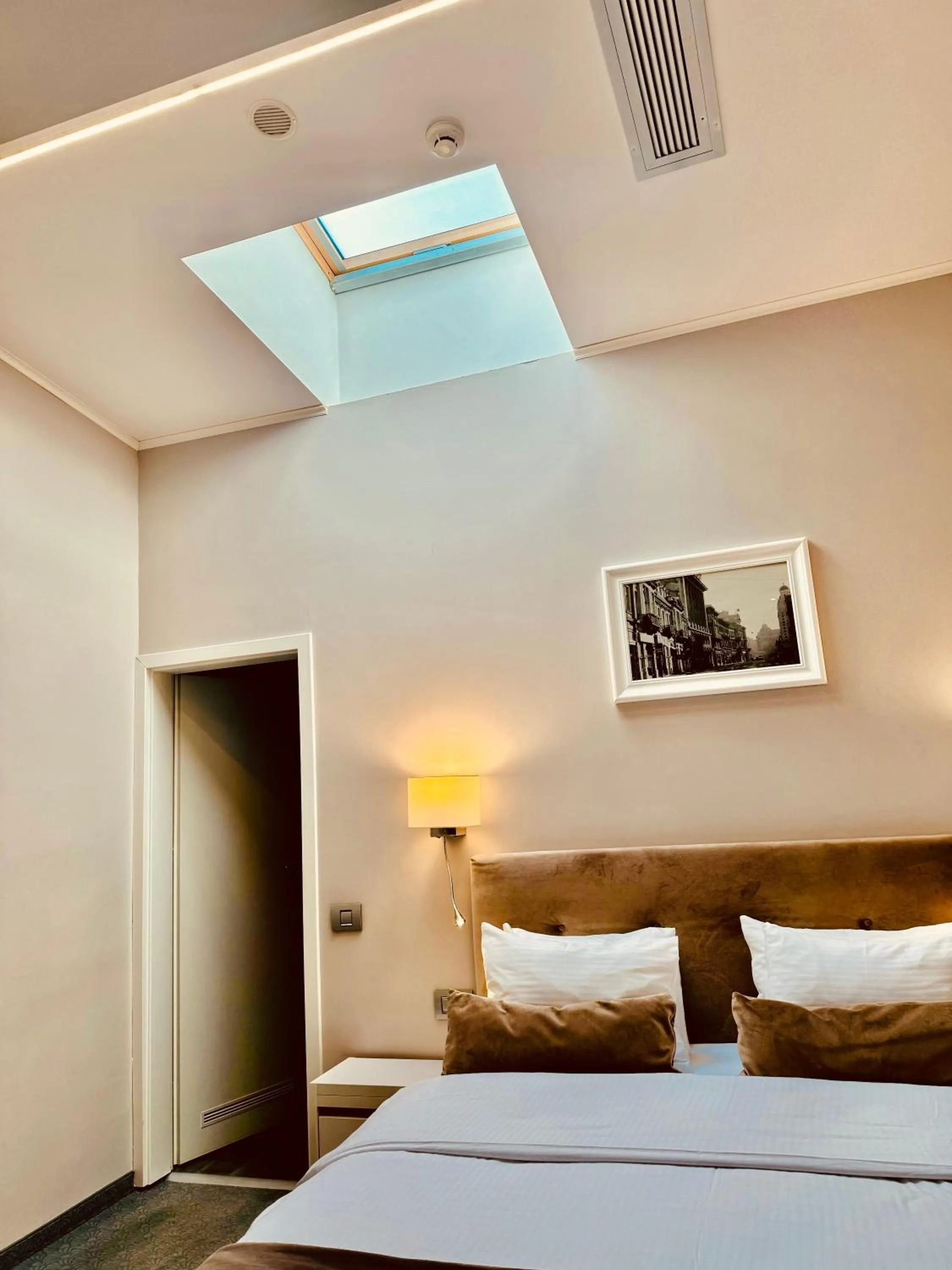 Bed in New Era Hotel Old Town Party Zone Bucharest- parking with fee nearby - NOT at the hotel !