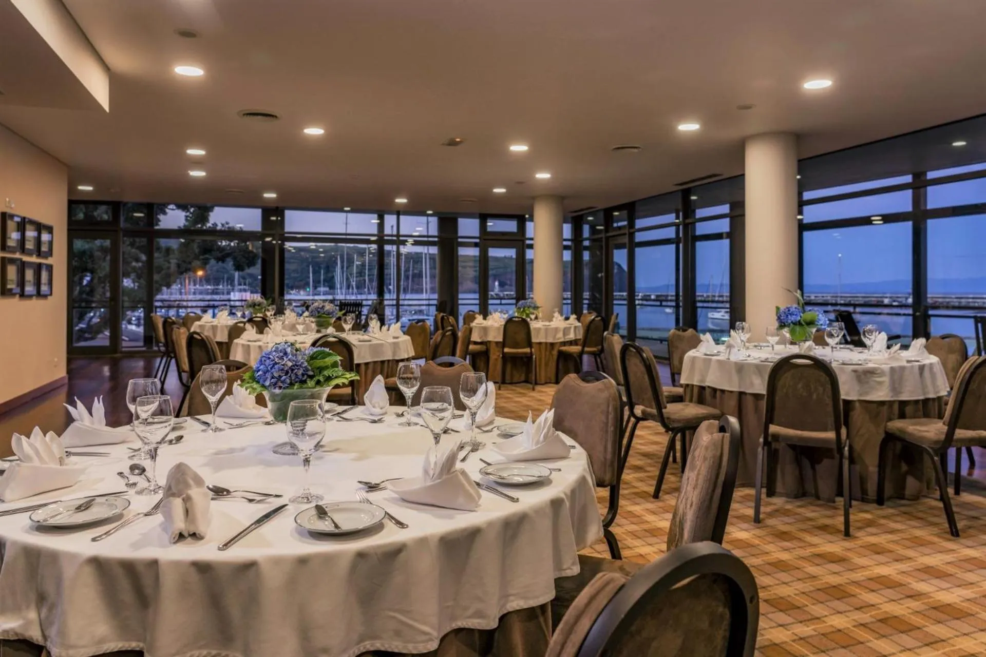 Restaurant/places to eat in Hotel do Canal