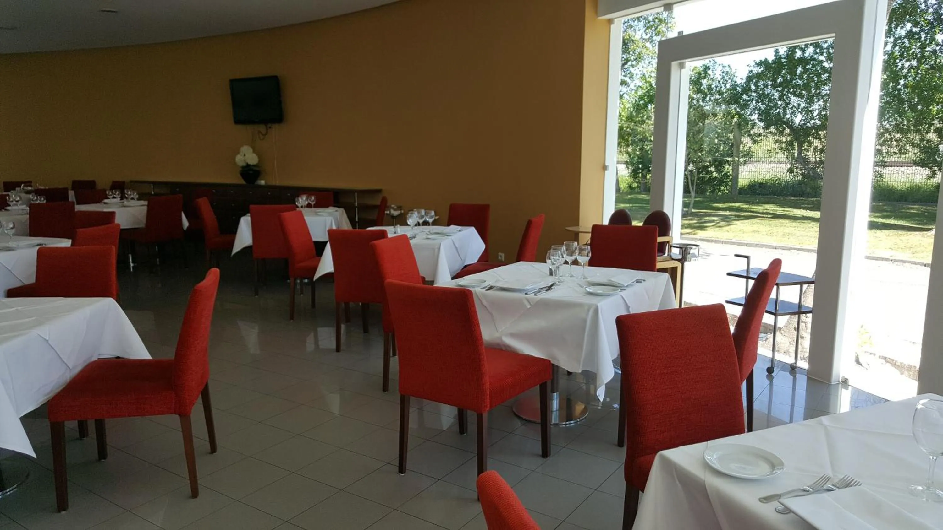 Restaurant/places to eat in Leziria Parque Hotel