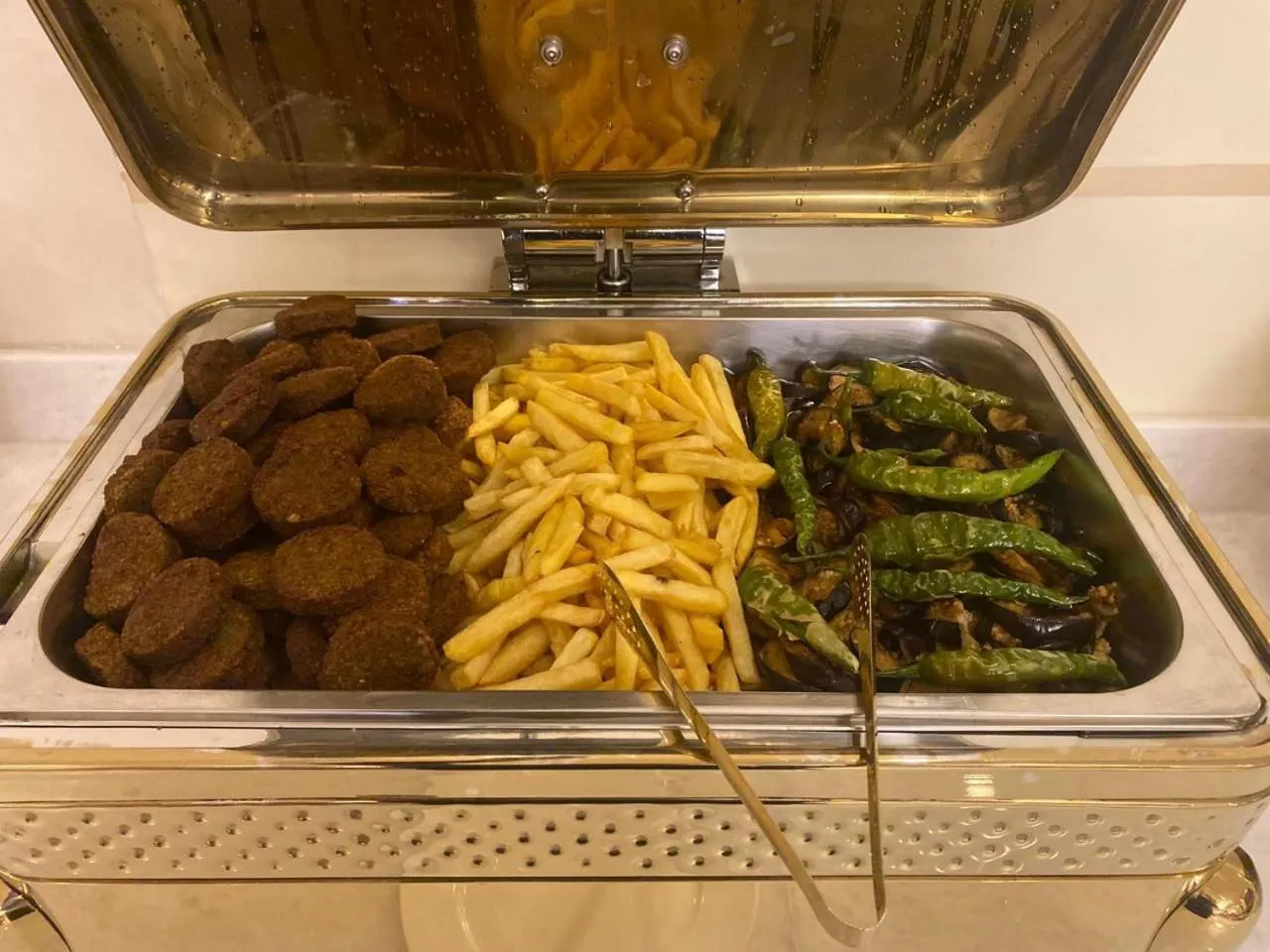 Restaurant/places to eat in Areen Hotel فندق ارين