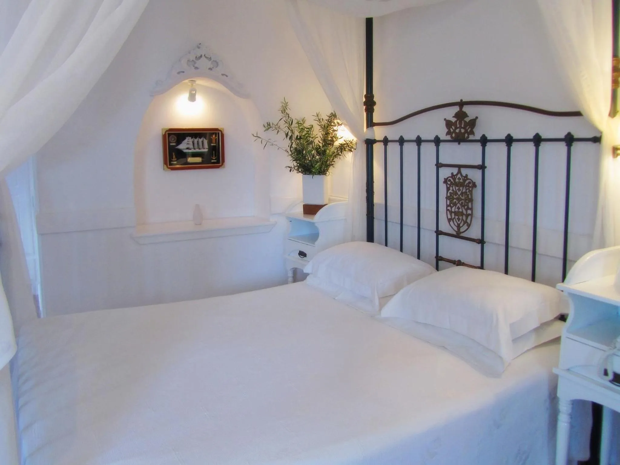 Bedroom, Bed in Porto Scoutari Romantic Hotel