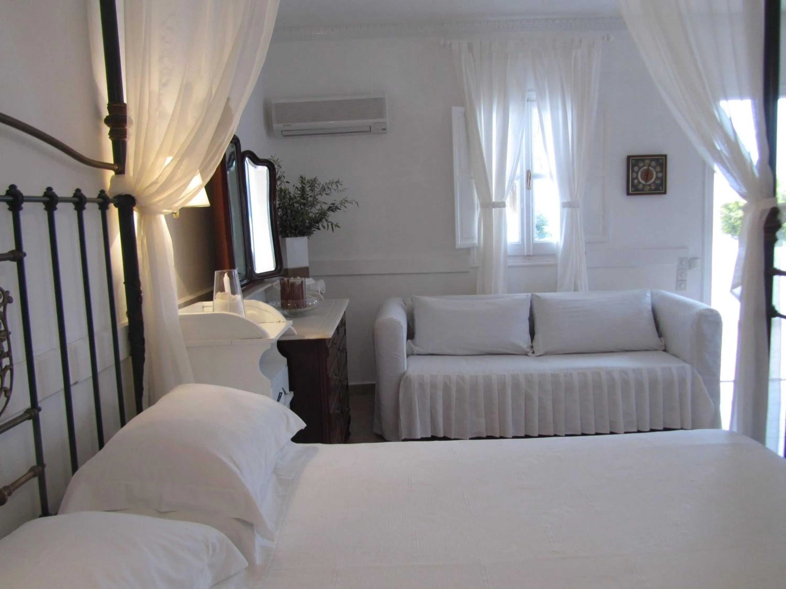 Bedroom, Bed in Porto Scoutari Romantic Hotel