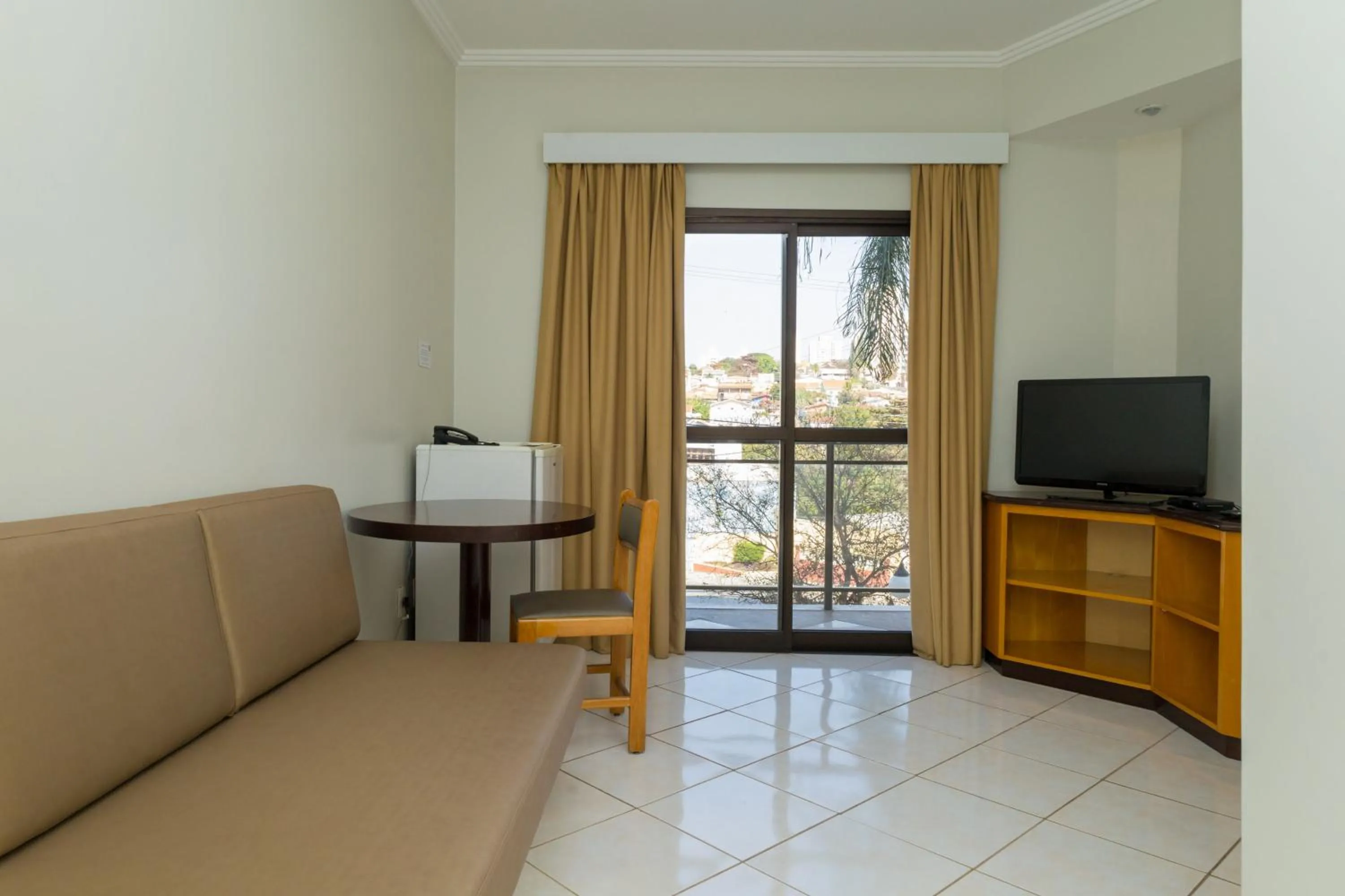 TV and multimedia in Golden Suíte Hotel