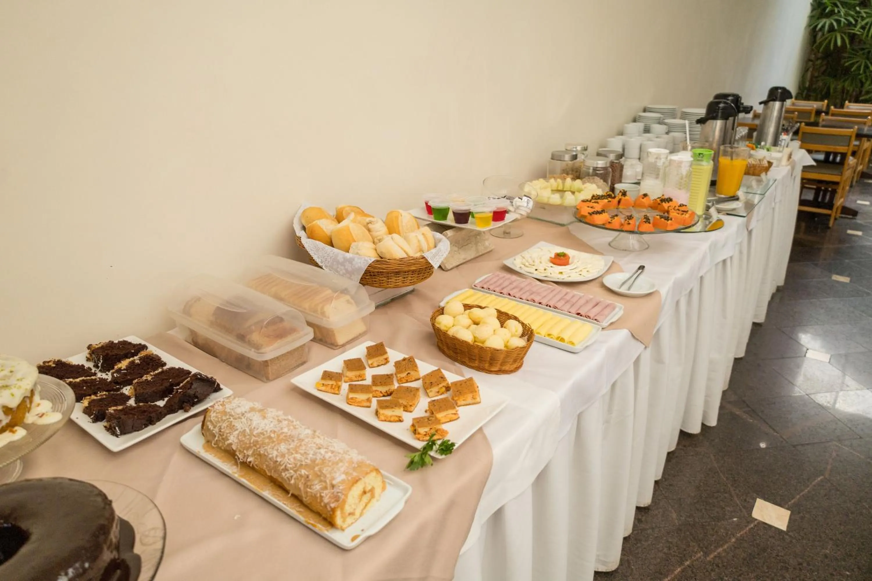 Food and drinks in Golden Suíte Hotel