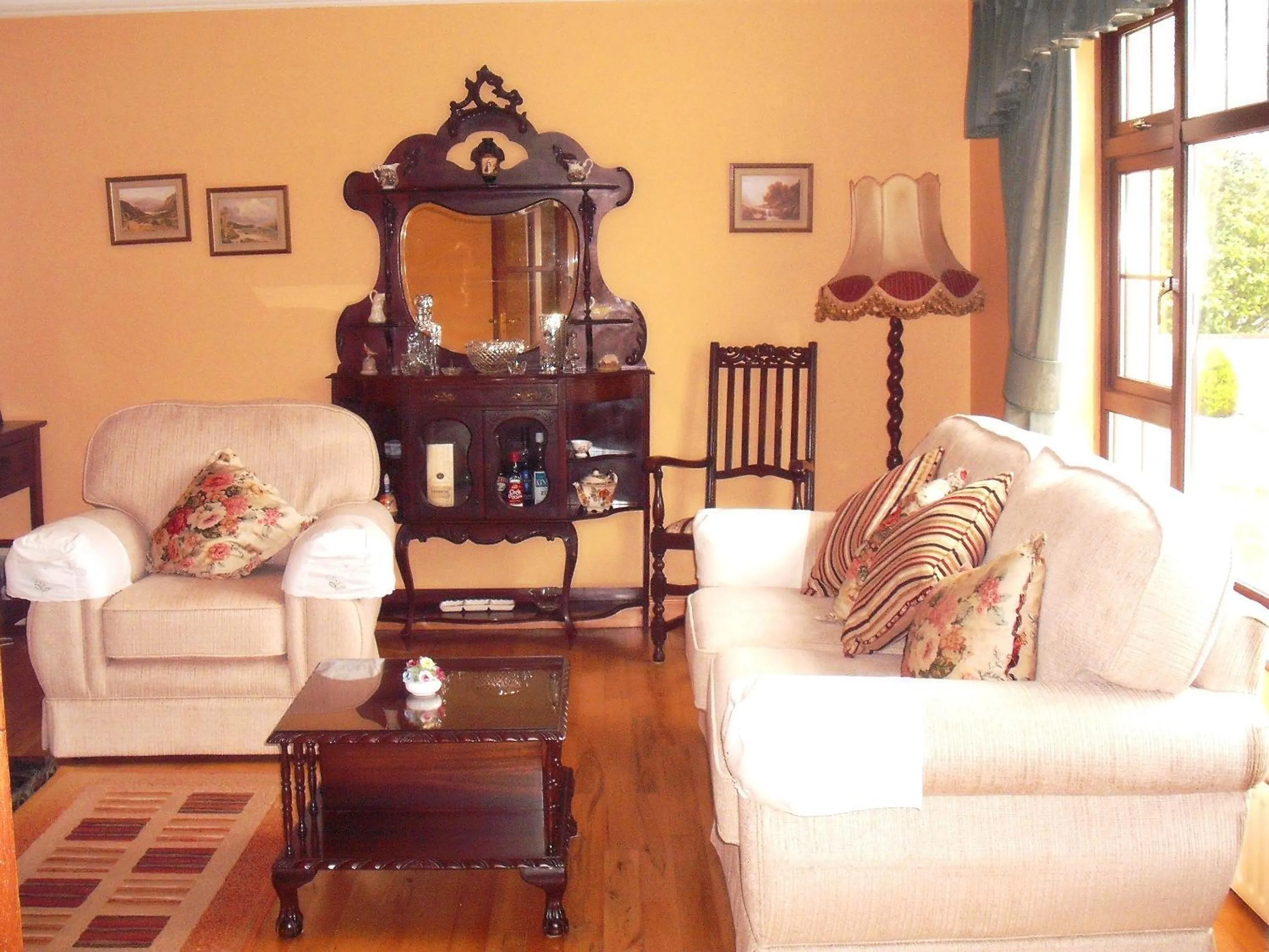 Communal lounge/ TV room in Maryville Bed and Breakfast