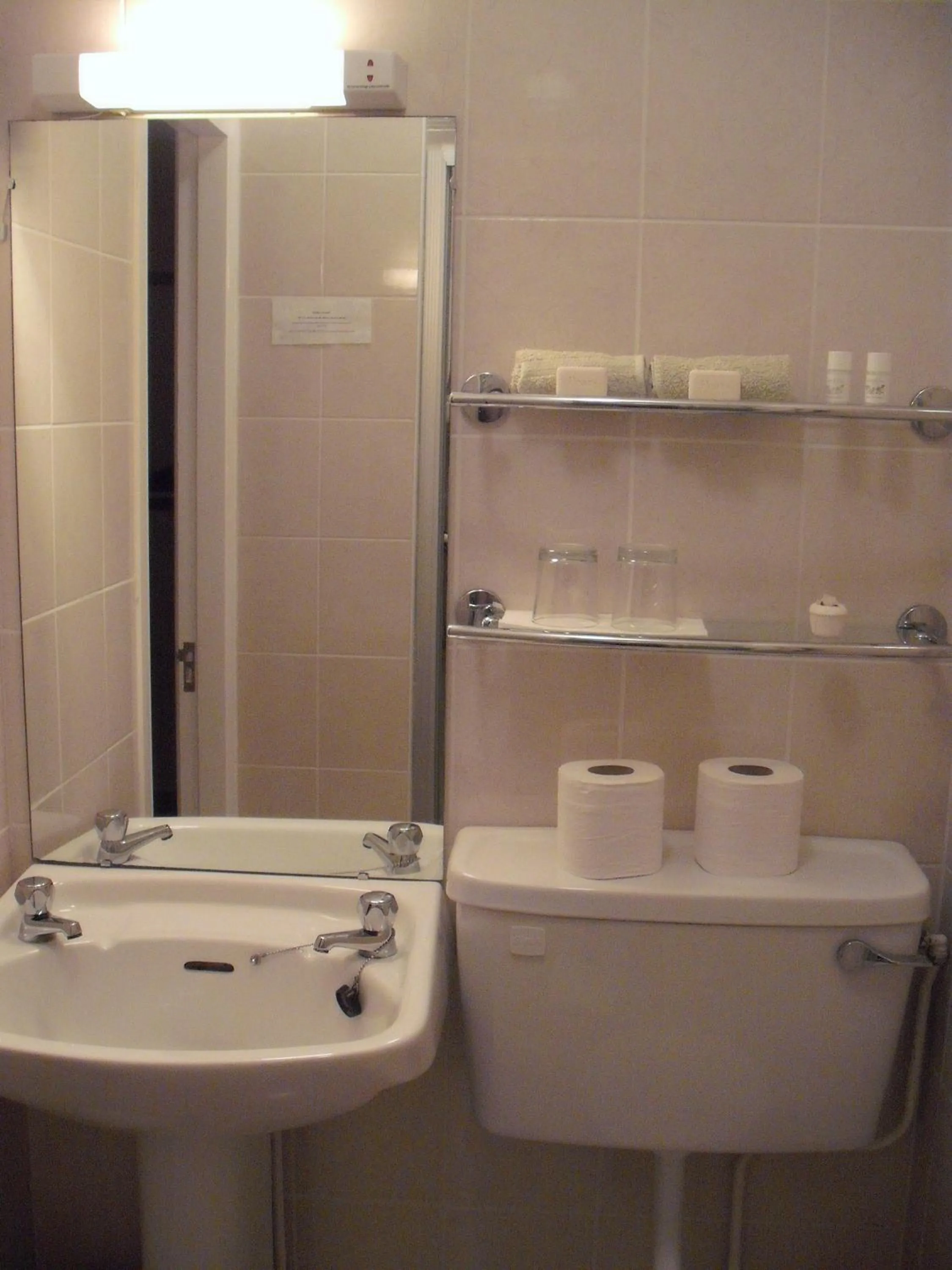 Bathroom in Maryville Bed and Breakfast