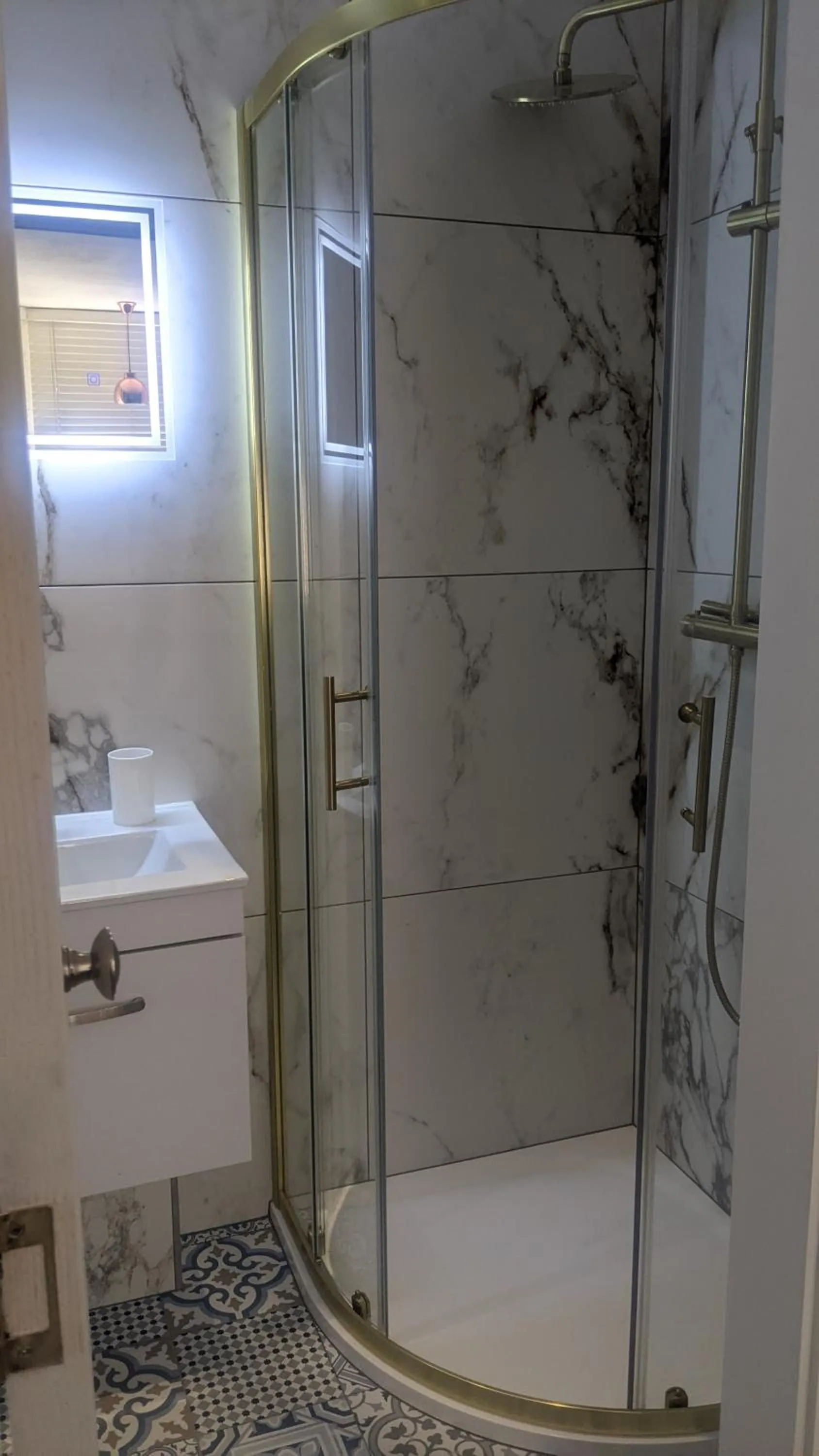 Shower in Relax Inn Guest House