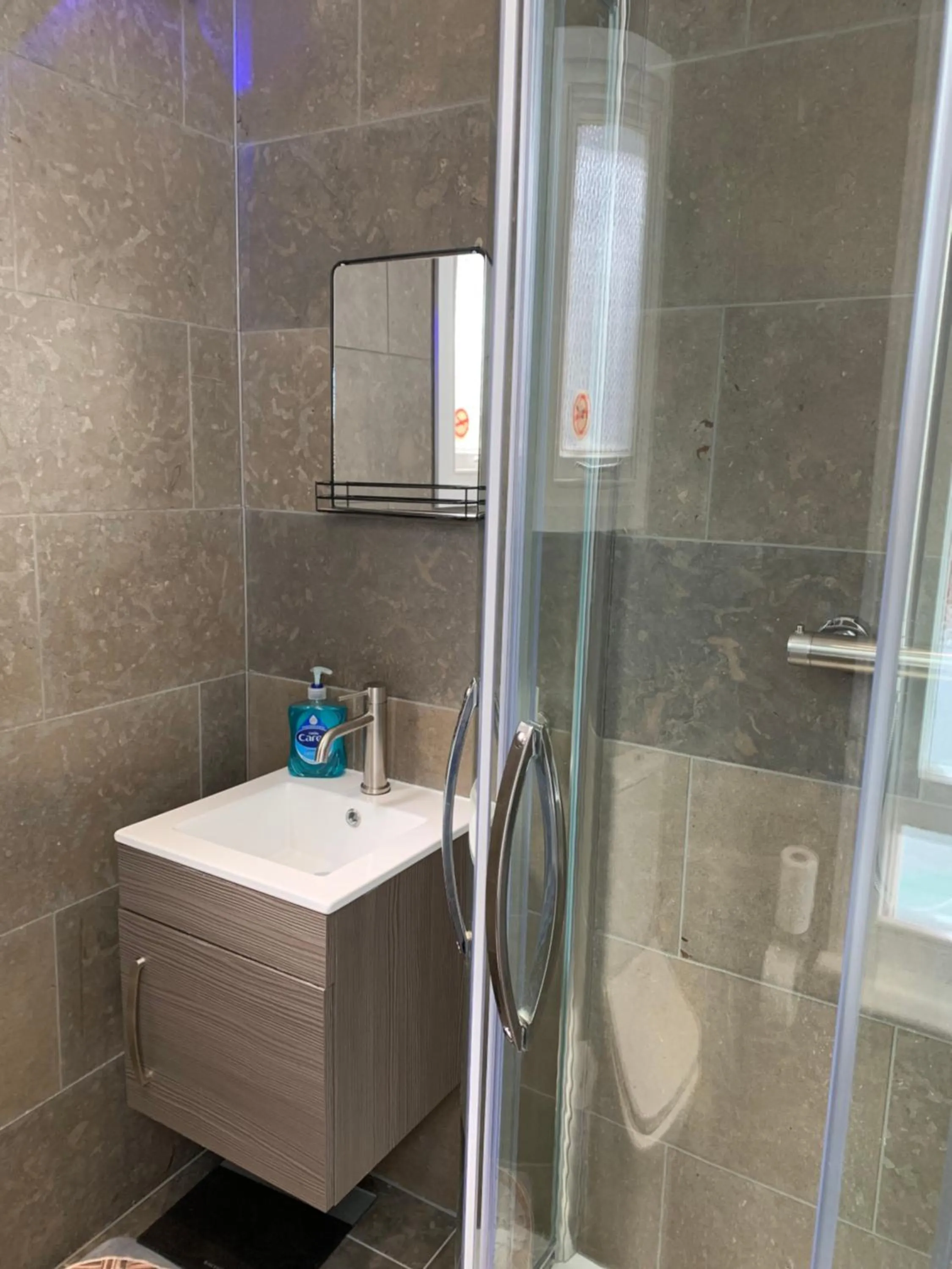 Shower in Relax Inn Guest House