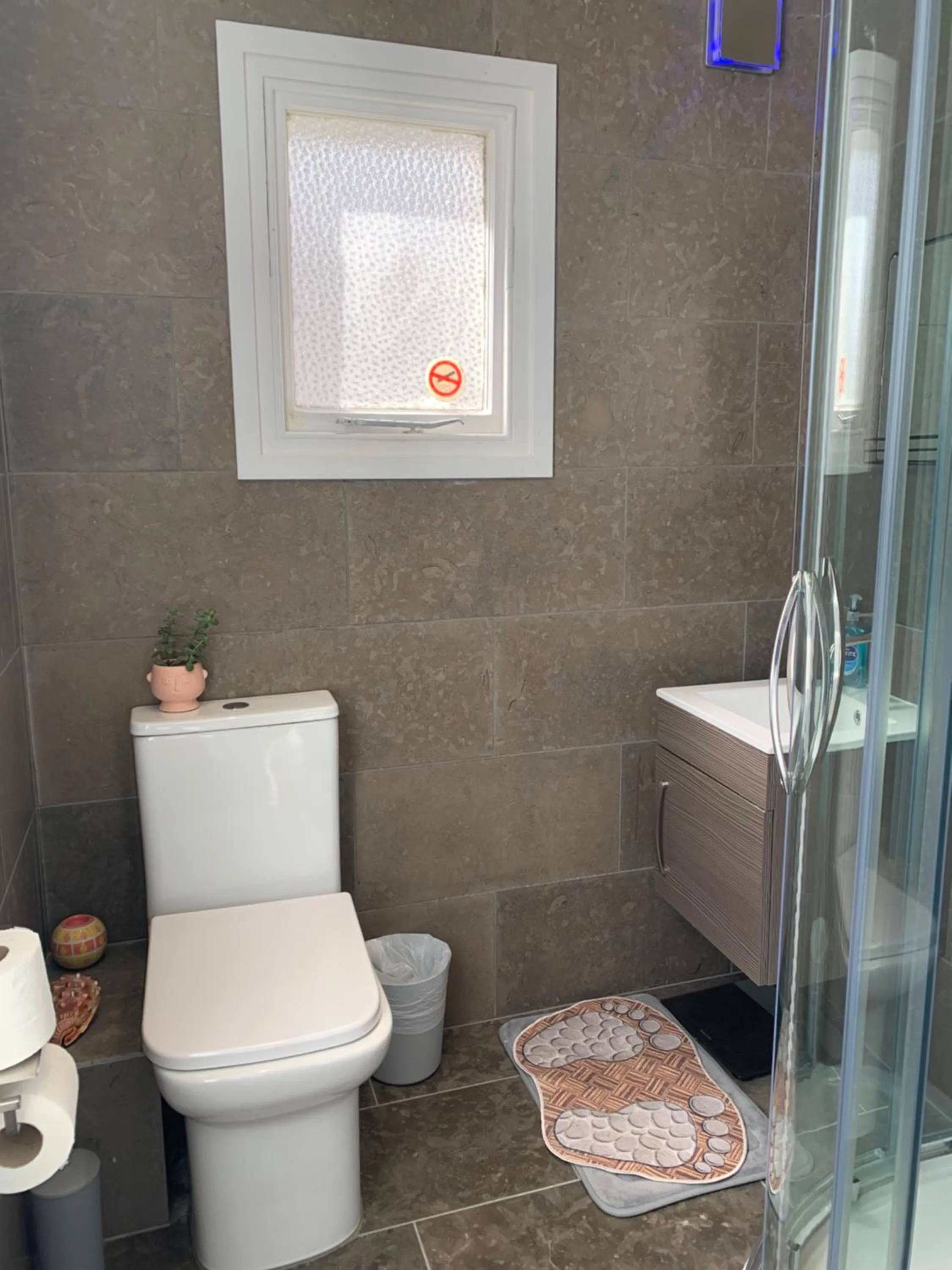 Shower in Relax Inn Guest House