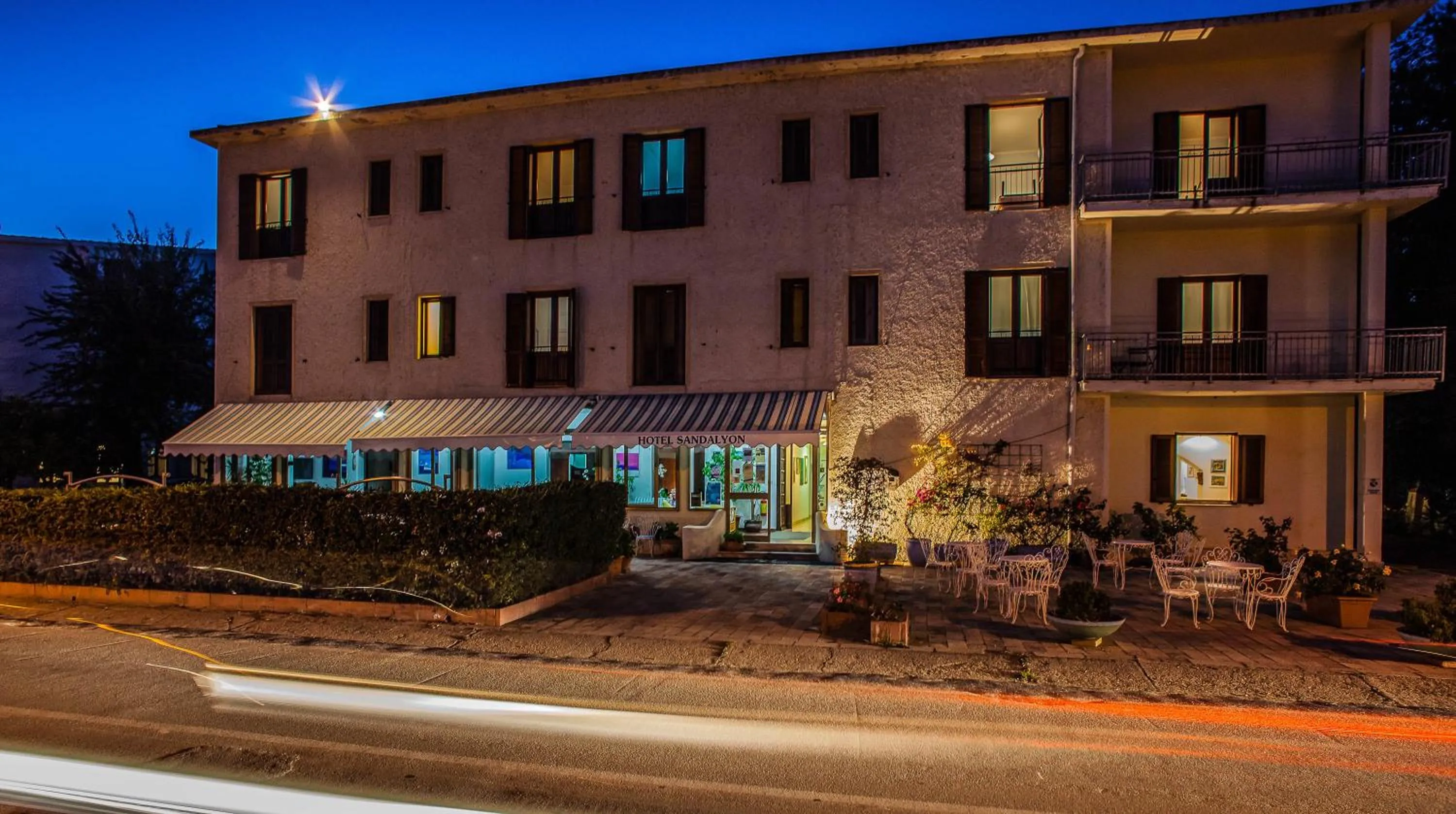 Night in Hotel Sandalyon