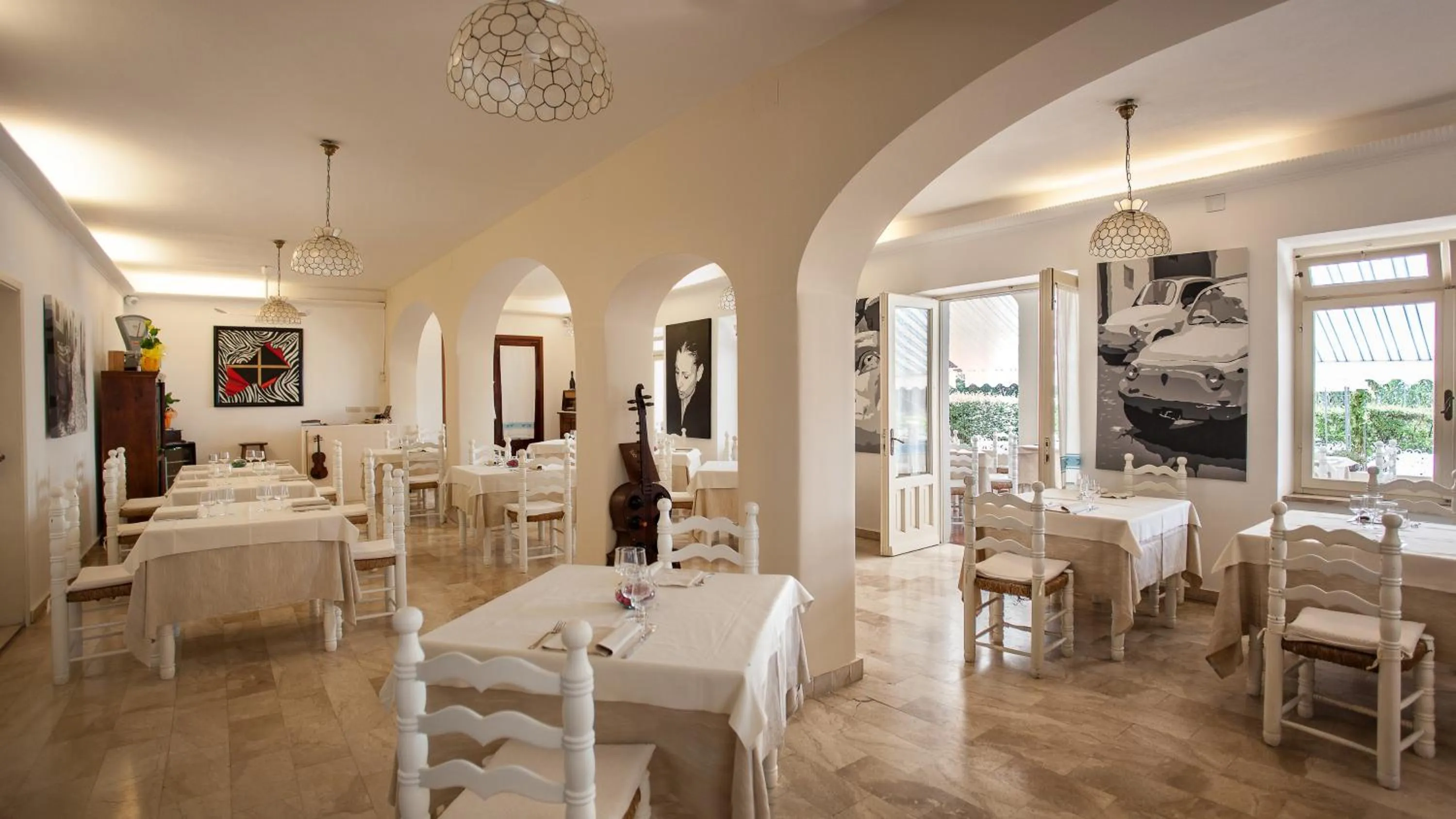 Restaurant/places to eat in Hotel Sandalyon