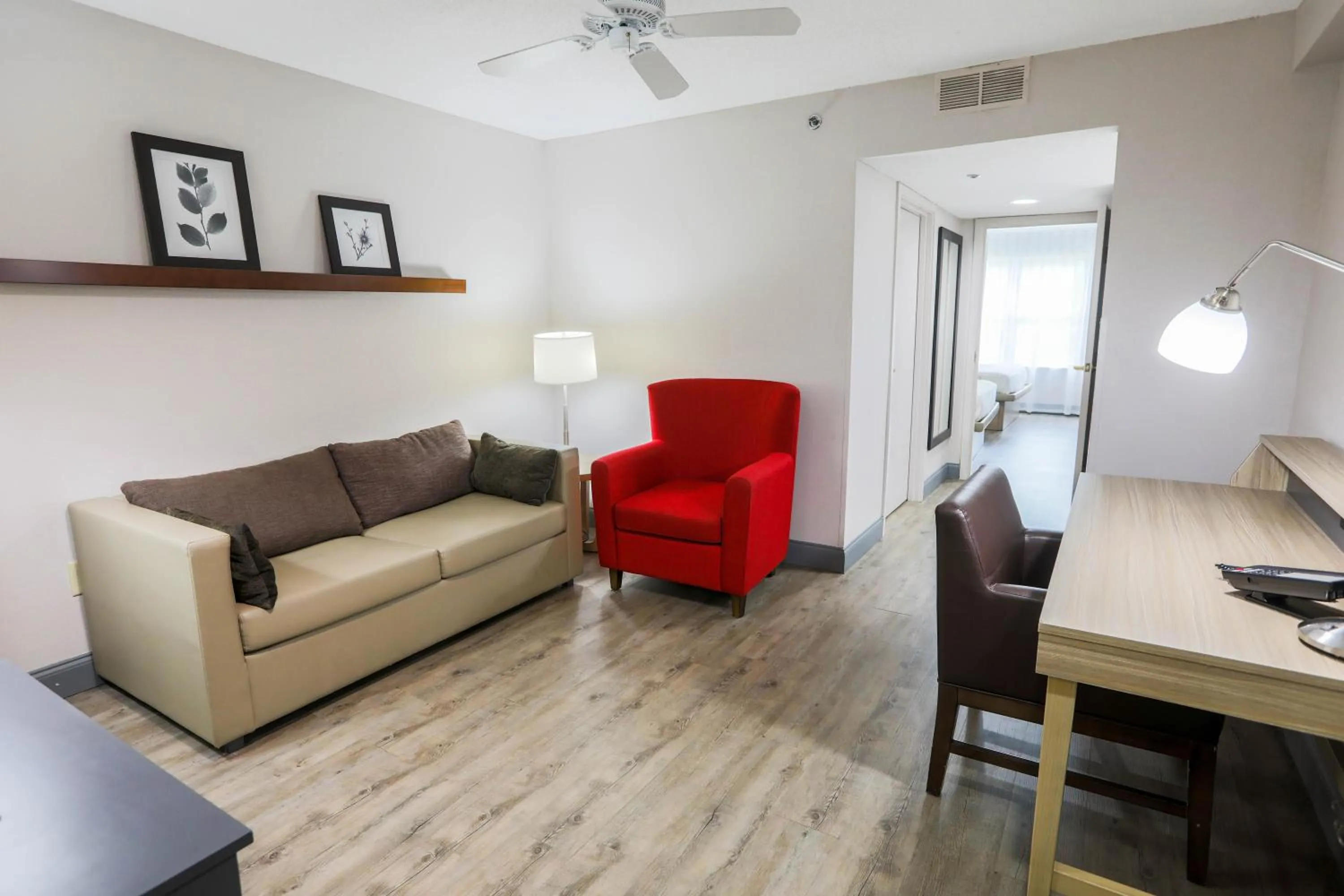 Living room in Country Inn & Suites by Radisson, Myrtle Beach, SC
