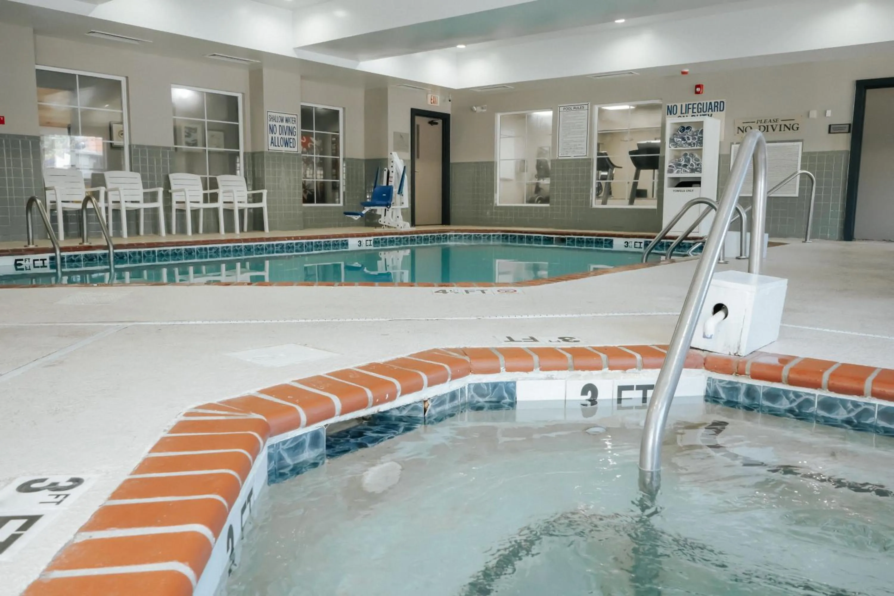 Swimming pool in Country Inn & Suites by Radisson, Myrtle Beach, SC