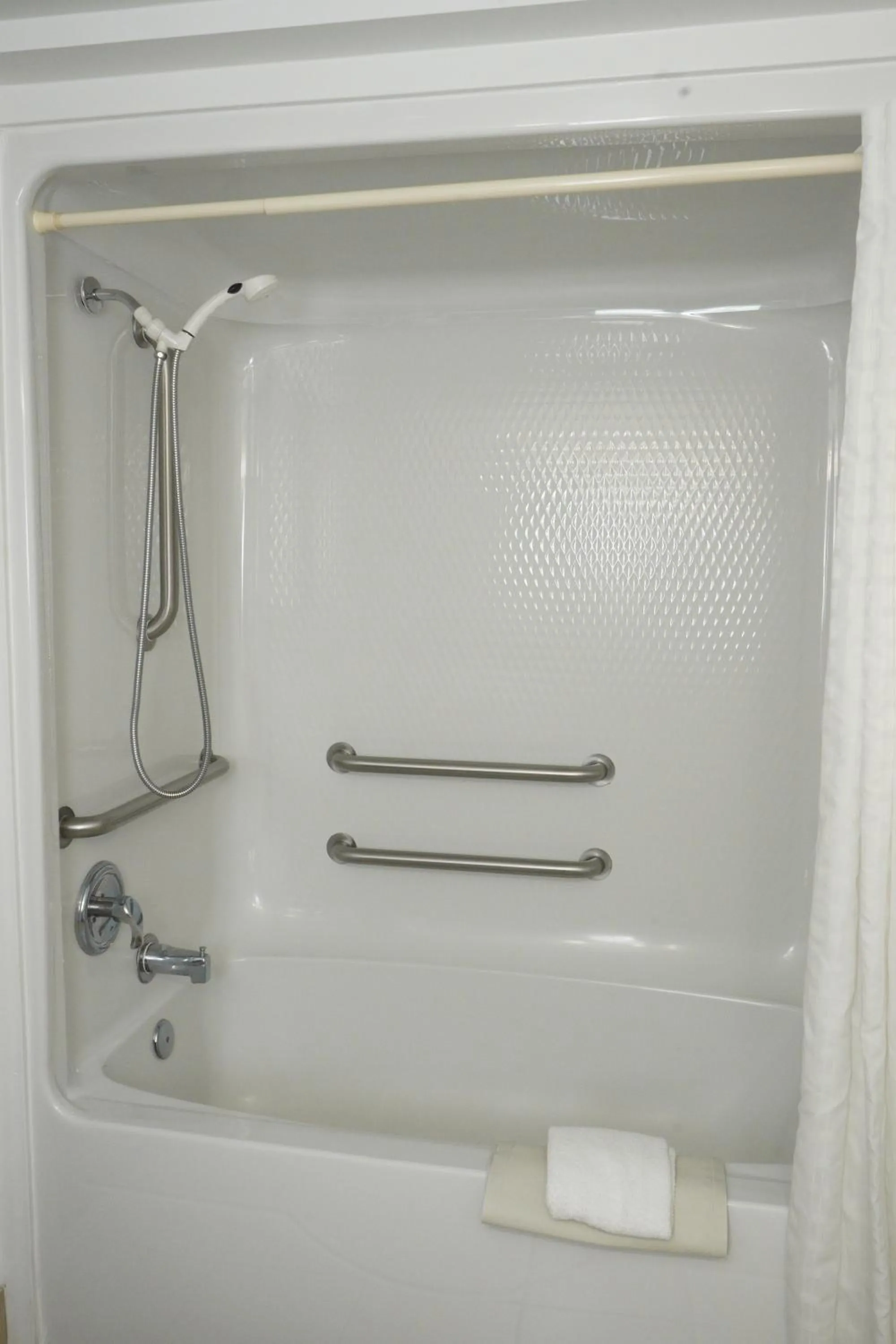 Bathroom in Country Inn & Suites by Radisson, Myrtle Beach, SC