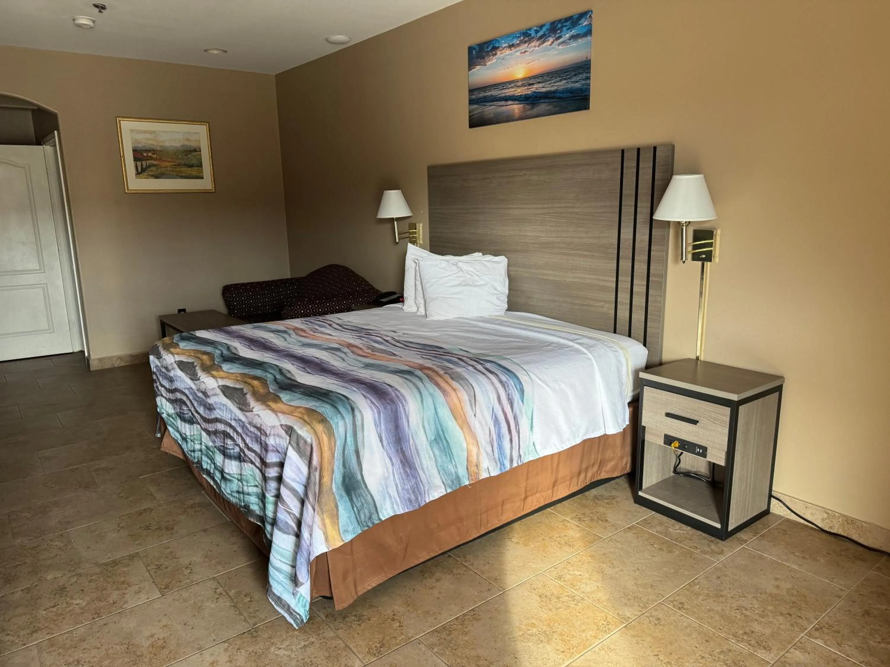 Bed in Los Fresnos Inn and Suites