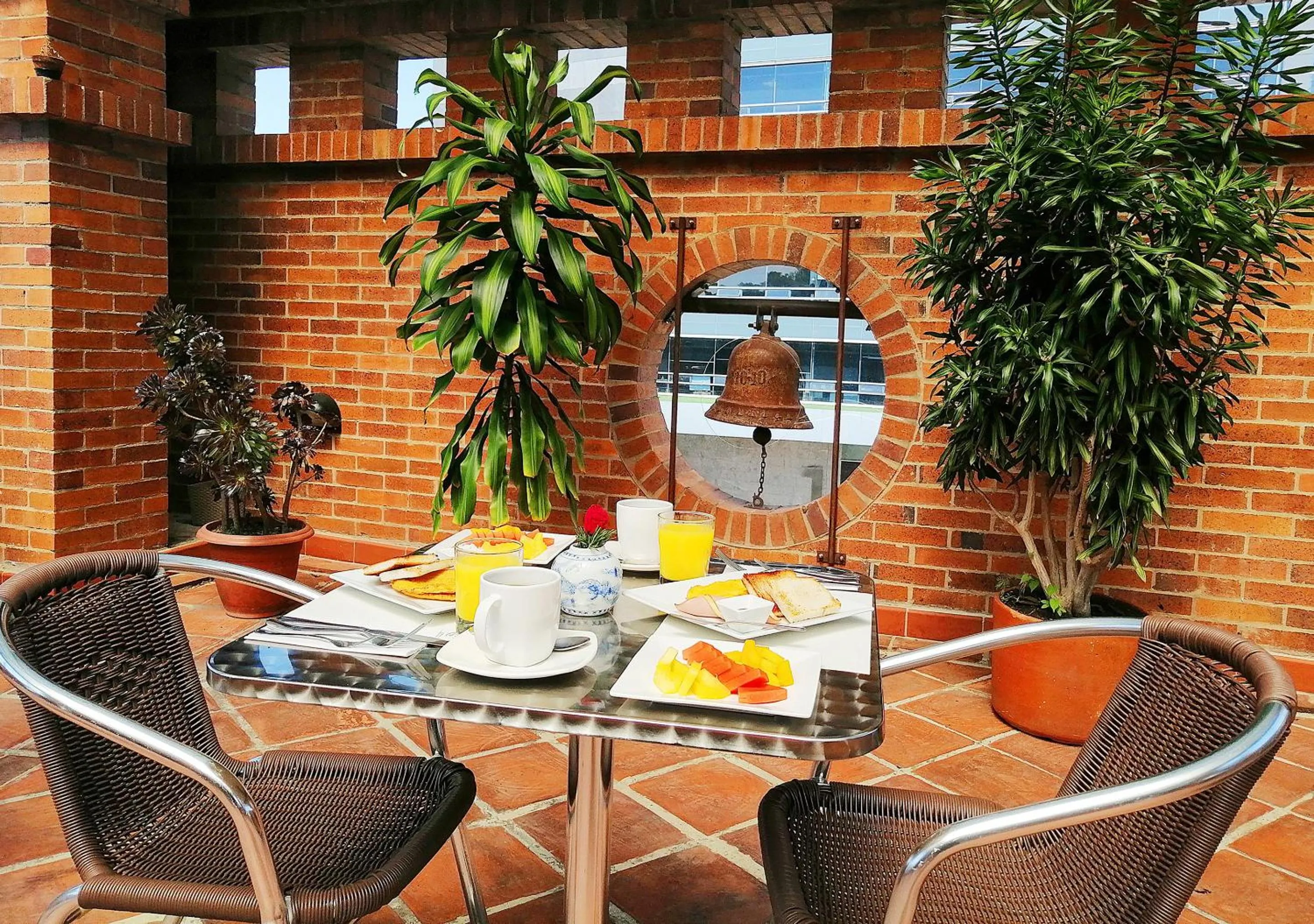 Restaurant/places to eat in Apartasuites BellHouse Bogotá