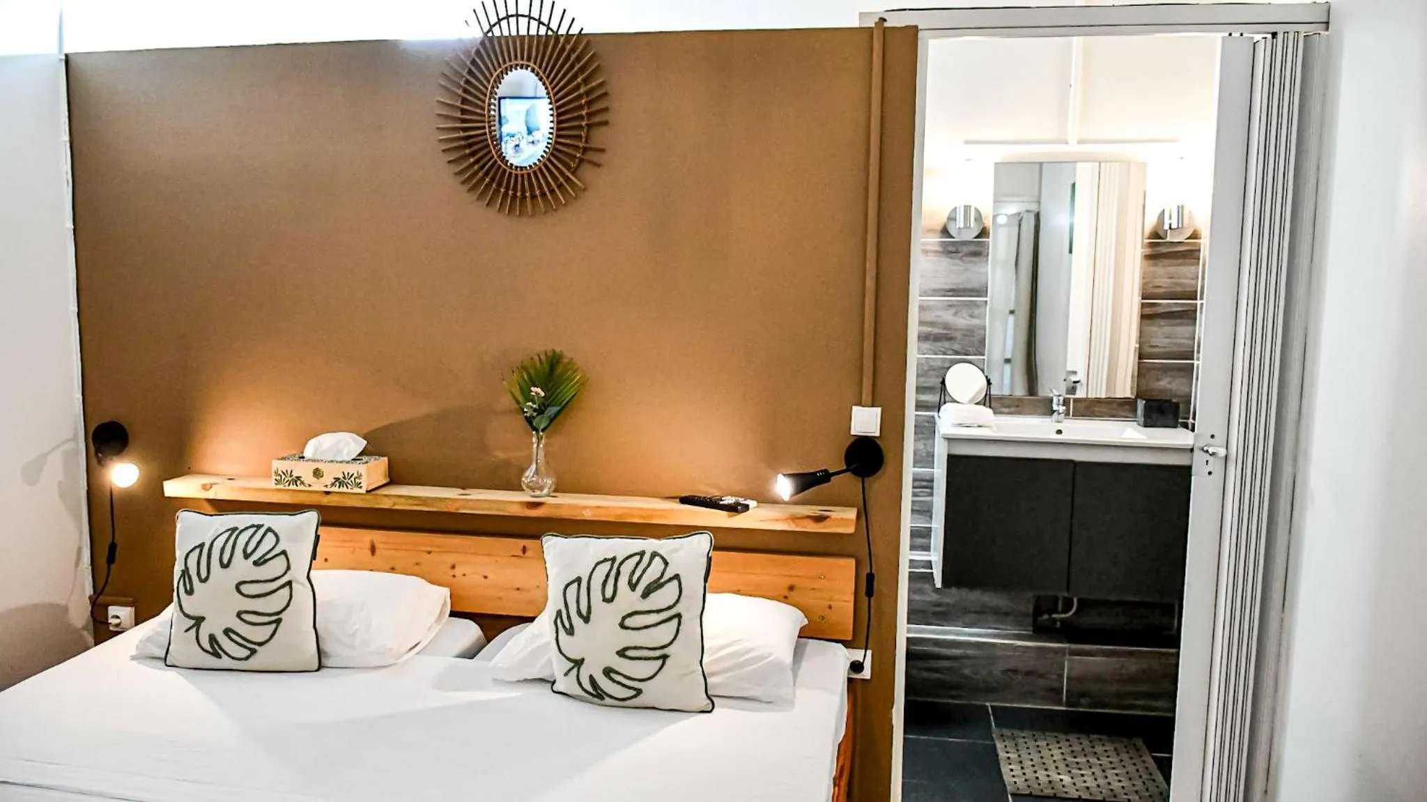 Property building, Bed in Hotel Oasis