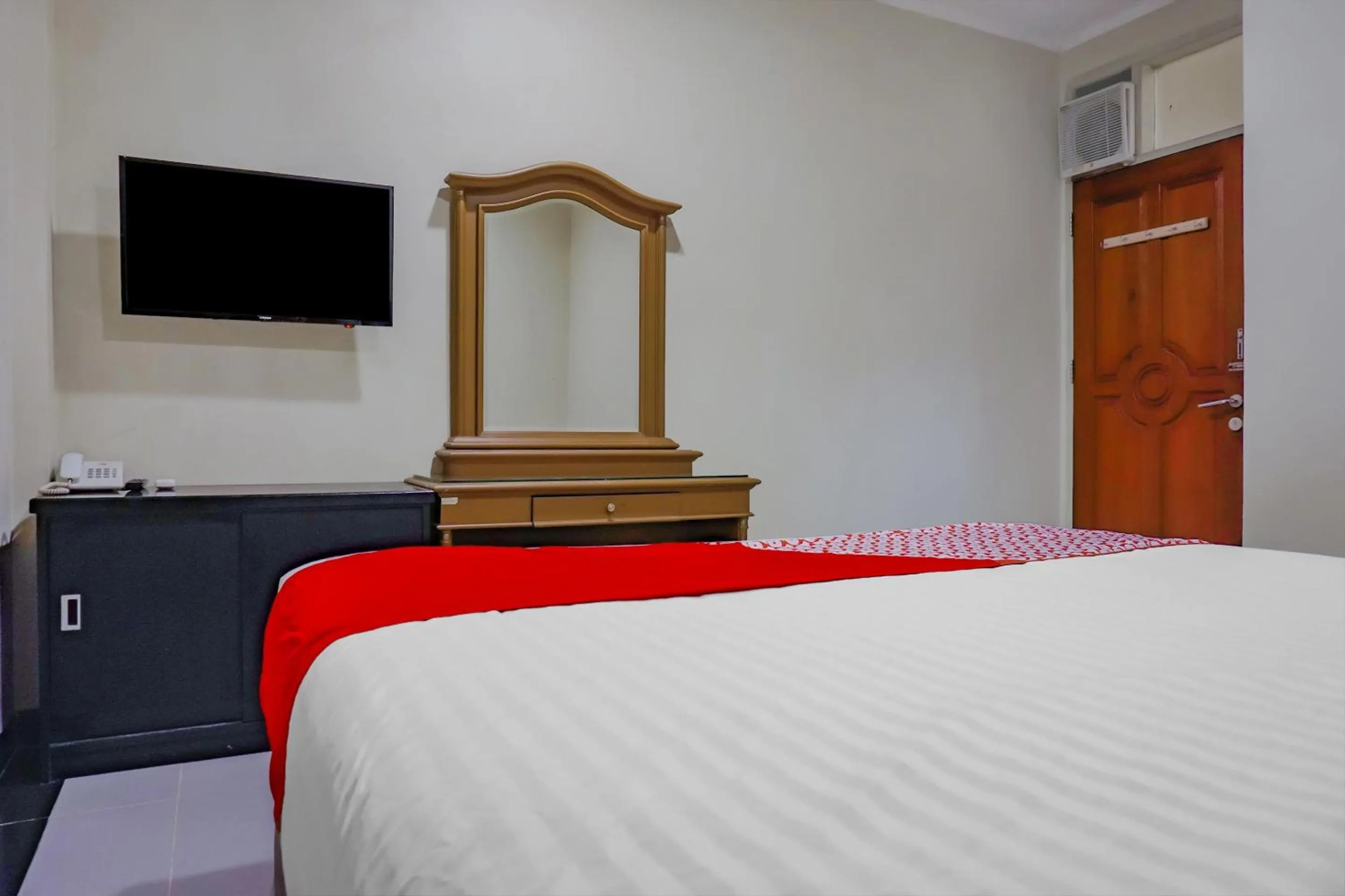 Photo of the whole room, TV/Entertainment Center in OYO 117 Blueberry Homestay