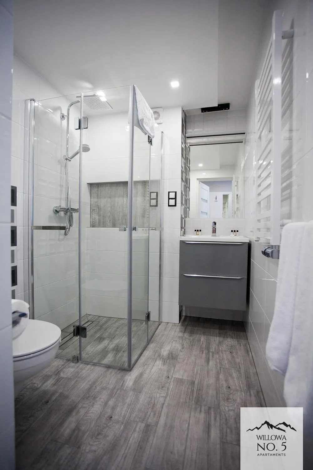 Shower in Willowa NO. 5 APARTAMENTS