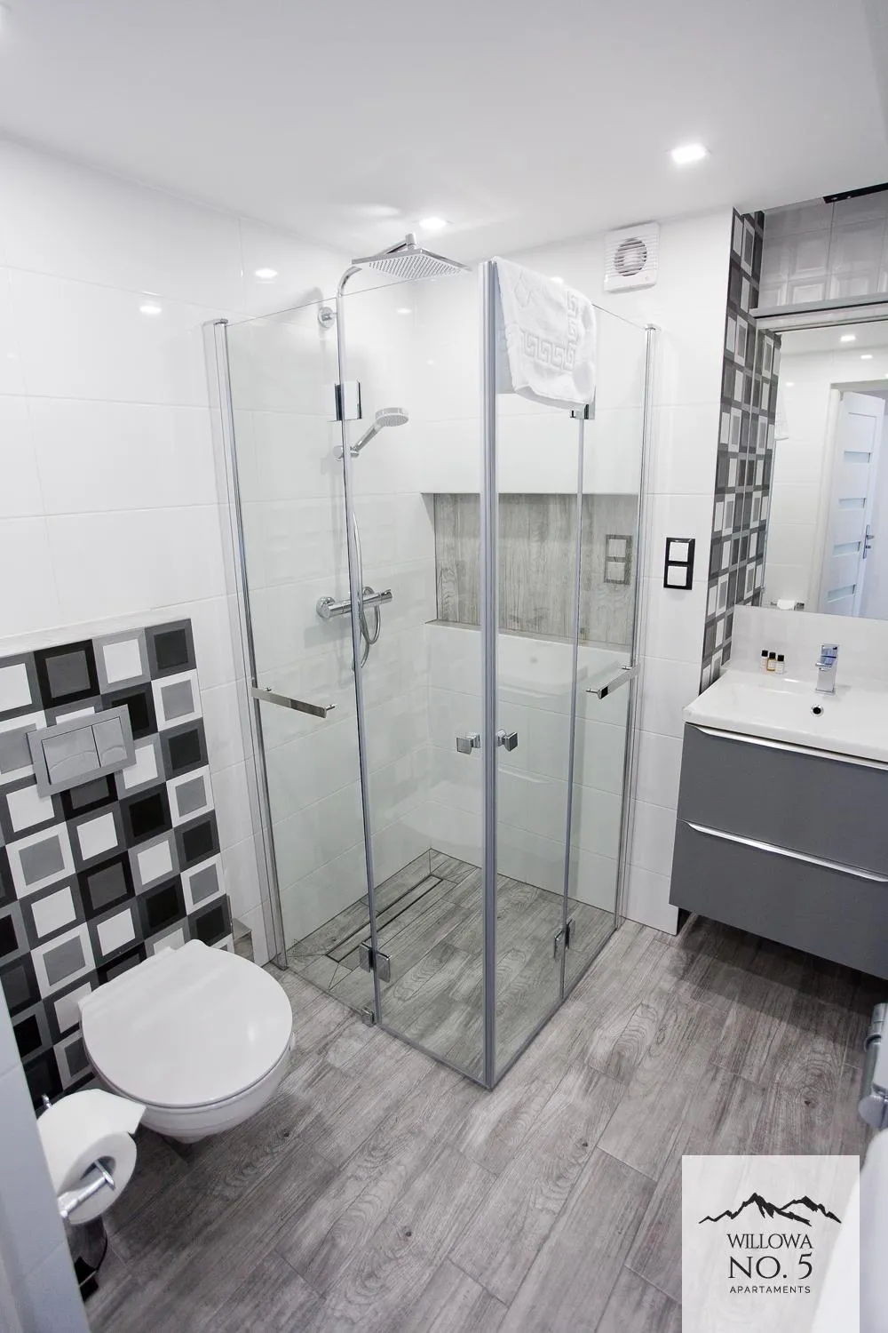 Shower in Willowa NO. 5 APARTAMENTS