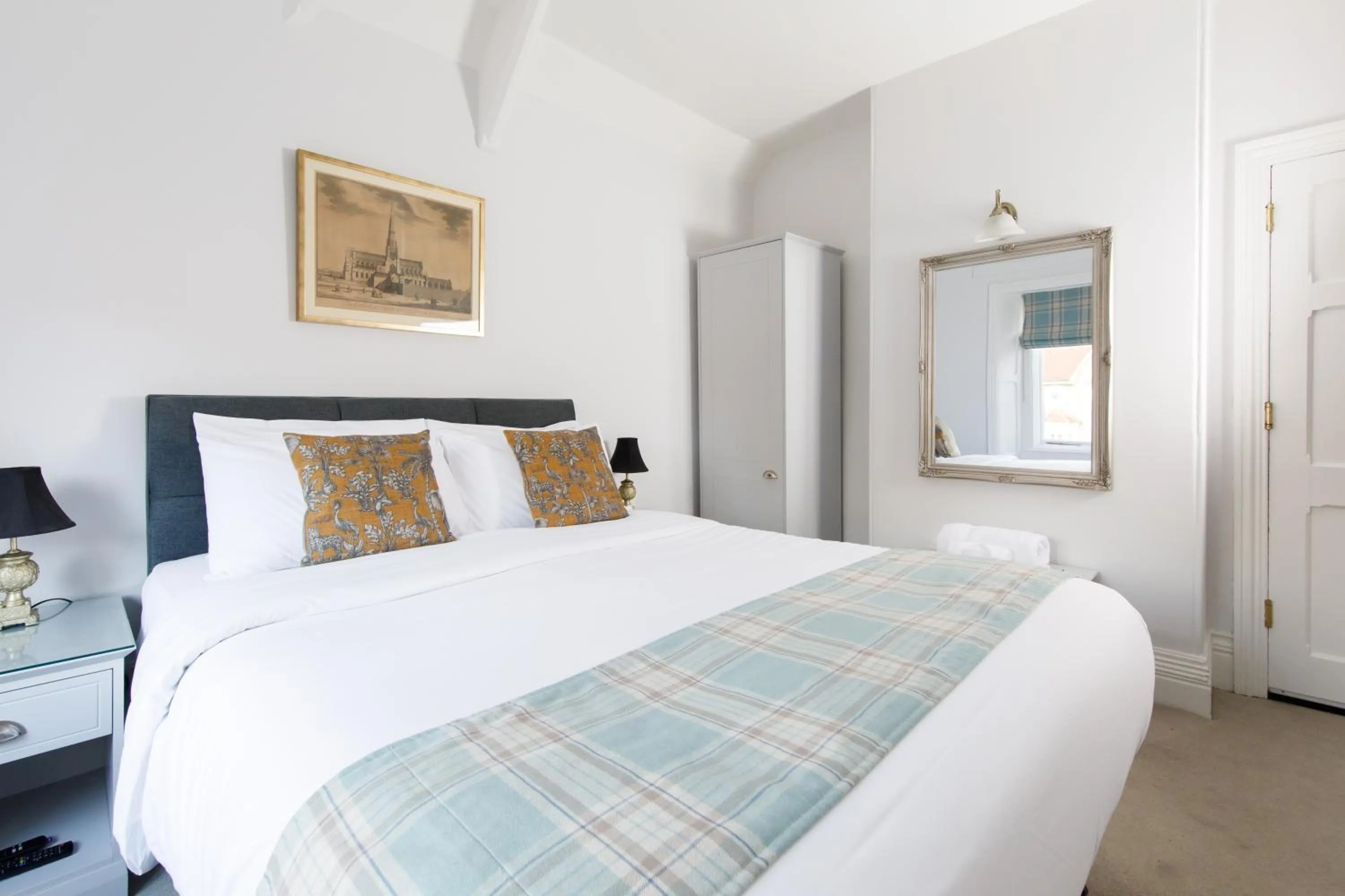 Photo of the whole room, Bed in 4 Canon Lane