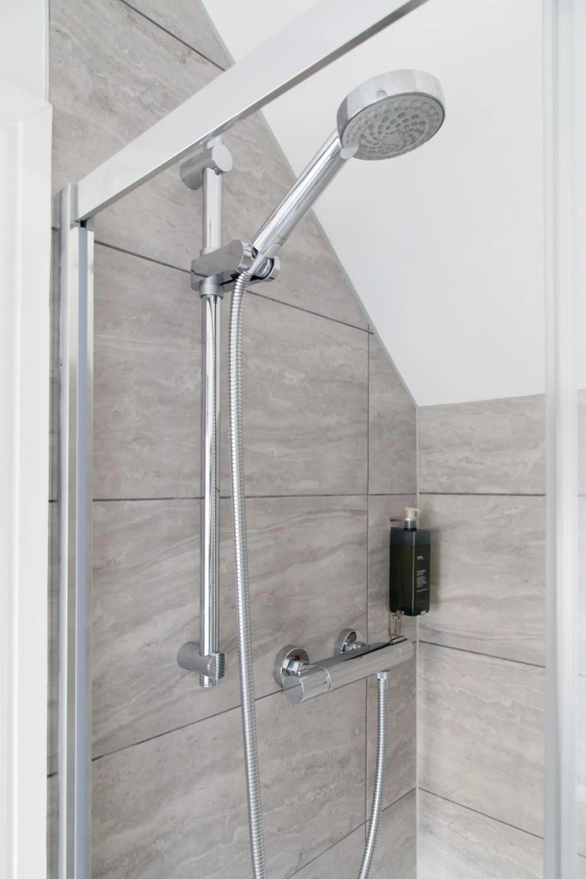 Shower in 4 Canon Lane