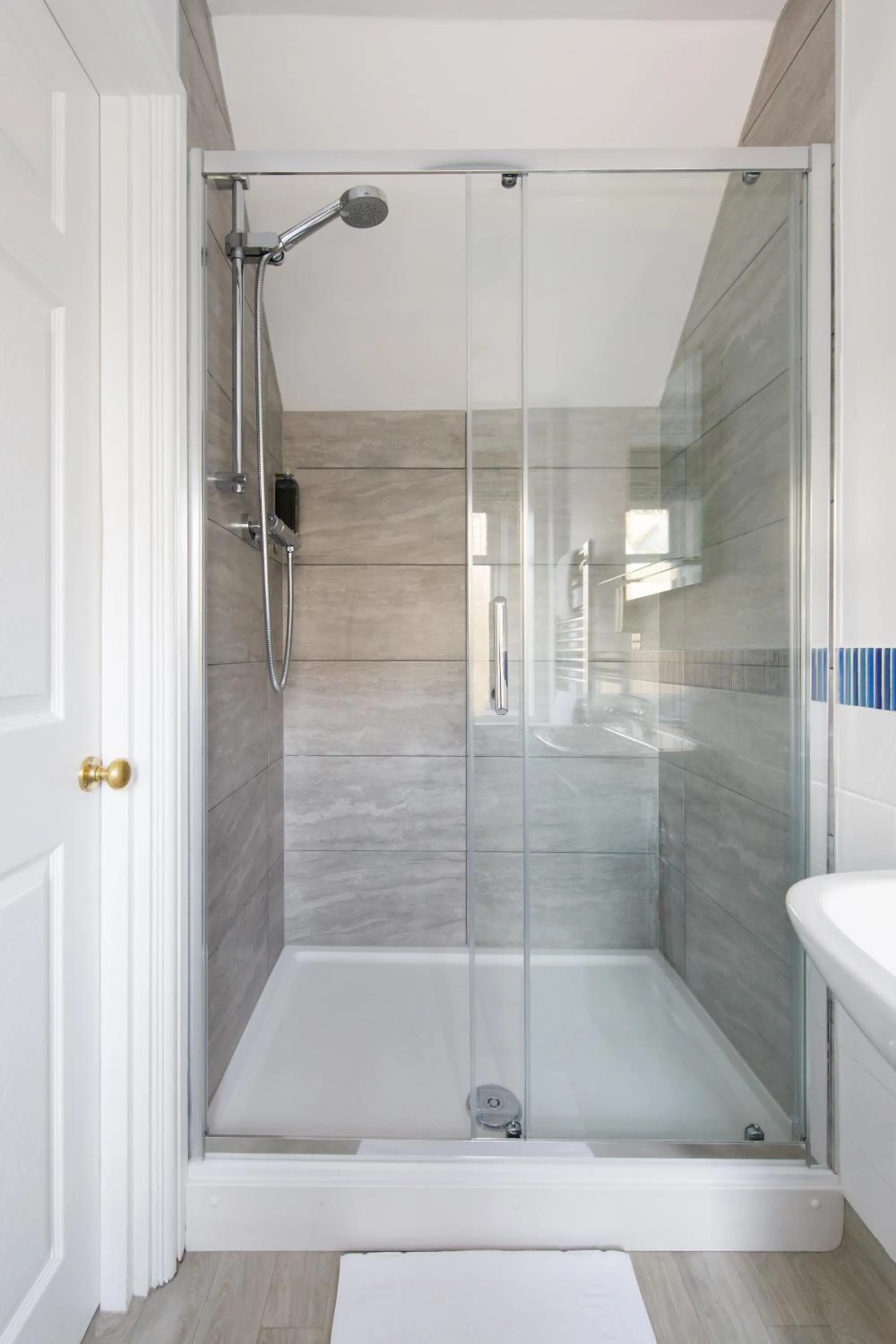Shower in 4 Canon Lane