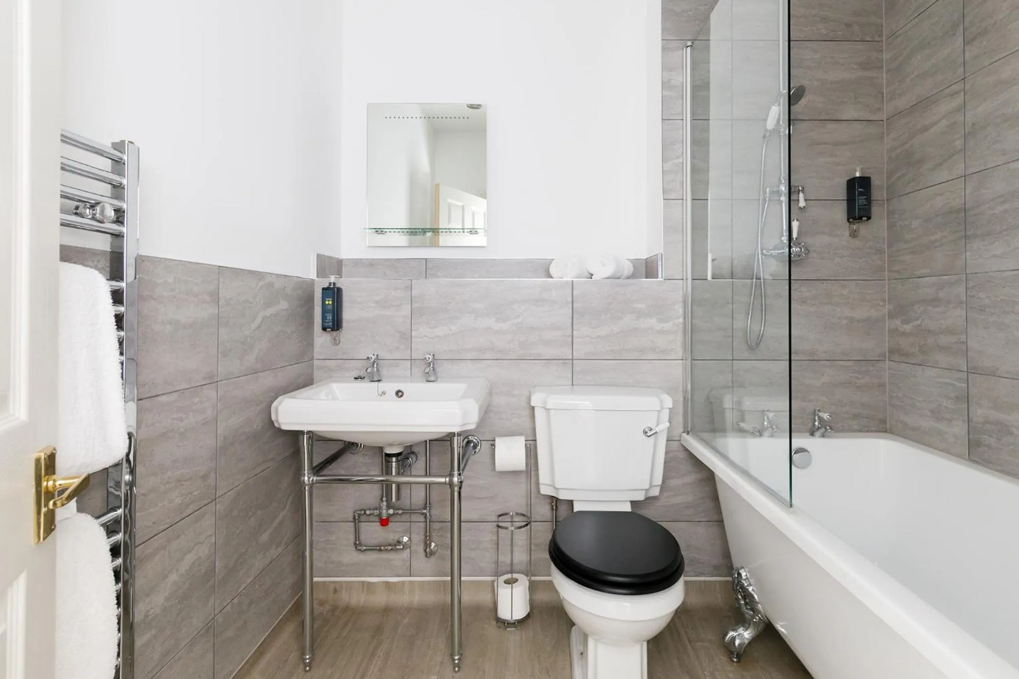 Shower in 4 Canon Lane